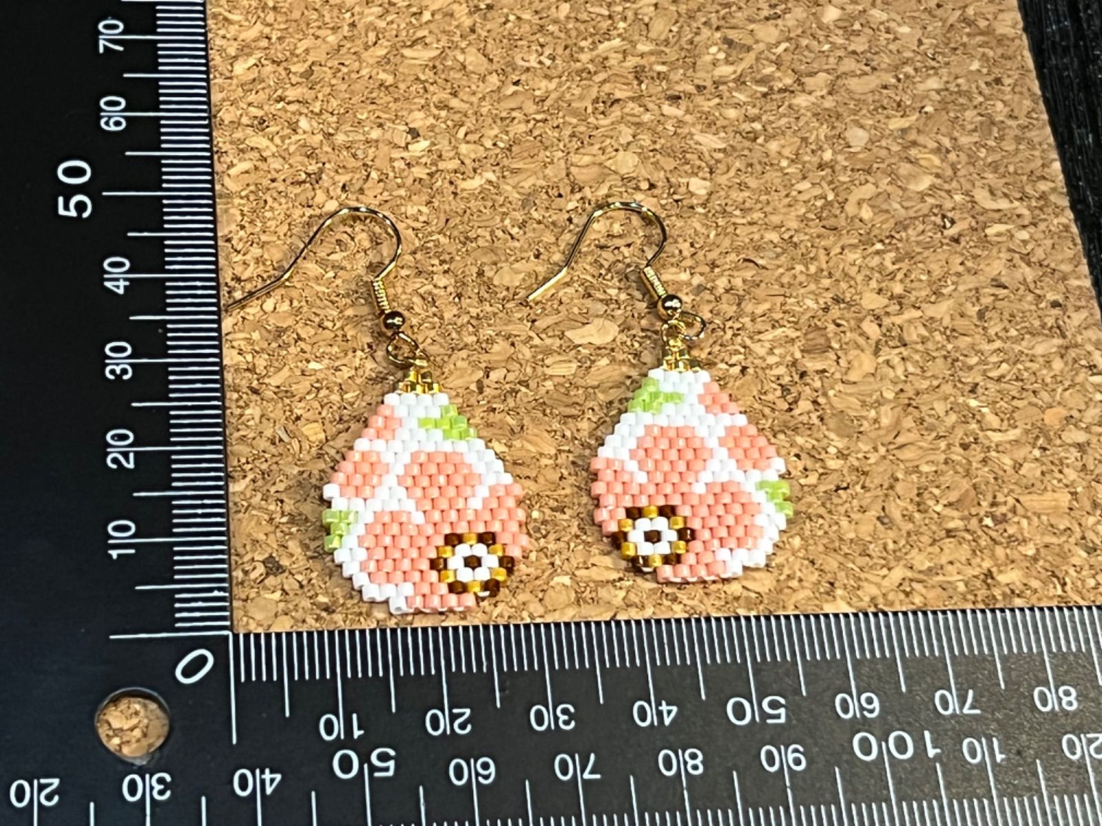 094 ハンドメイド　デリカビーズステッチ　しずく形フラワーピアス - メルカリShops