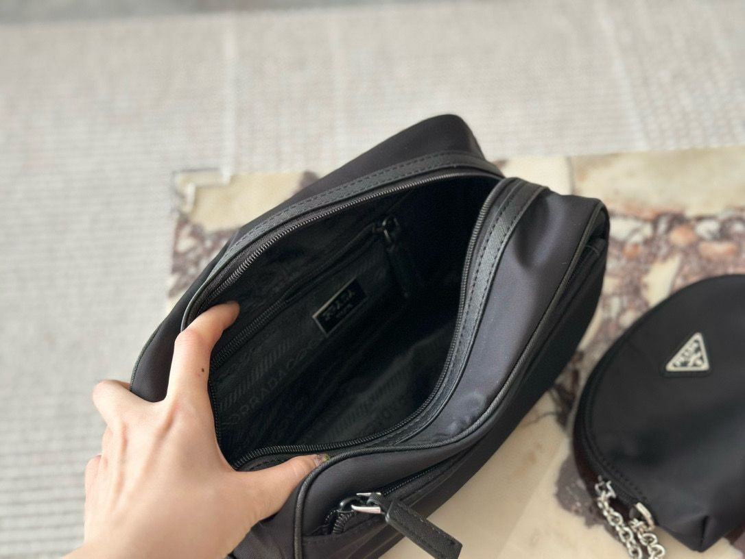 今日特価】Prada Nylon Cosmetic Pouch プラダ ナイロン コスメ