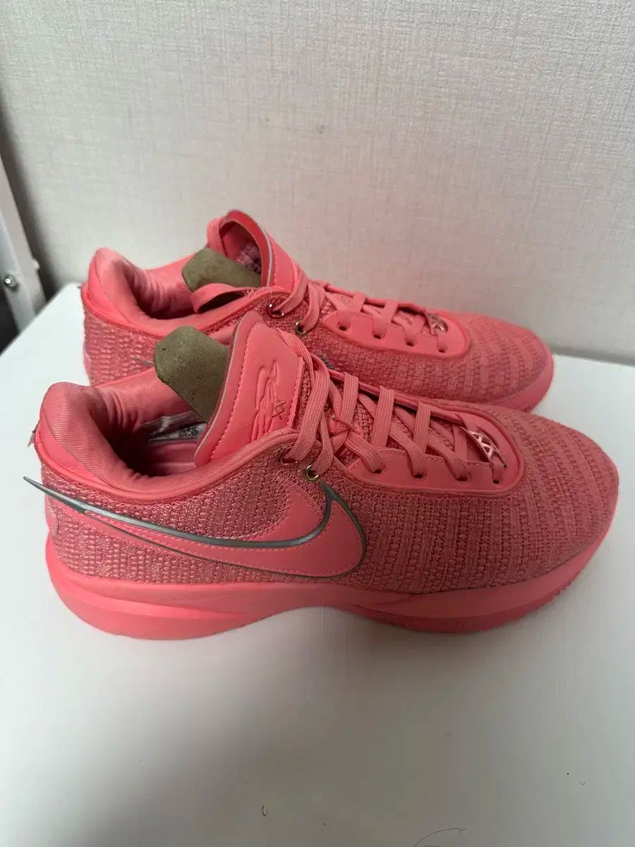 ナイキ レブロン 20 ピンク バスケシューズ