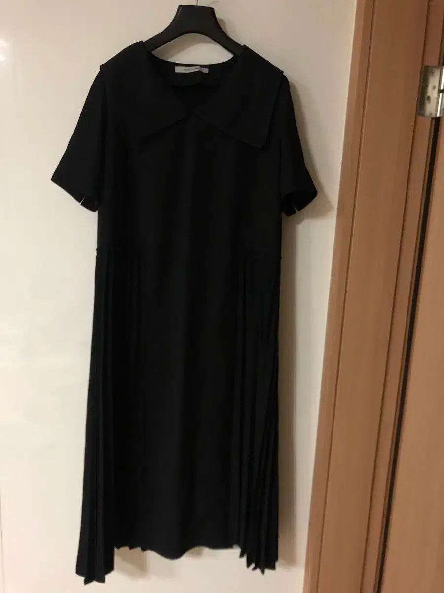 VOV 21年 セーラーカラー プリーツ ONE PIECE ゲストルック 出勤ルック 半袖 結婚式 ブラック