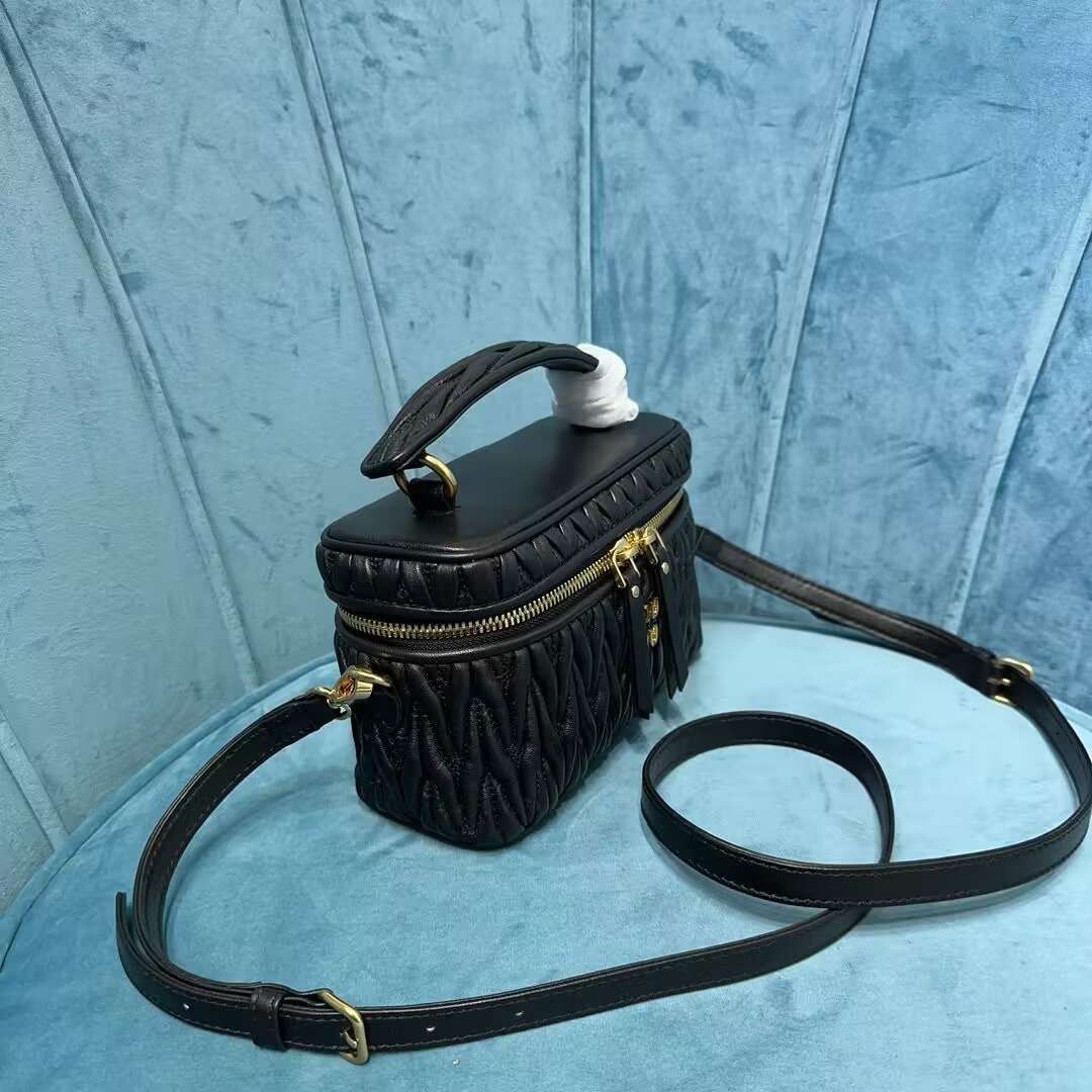 miumiu✨クロシェハンドバッグ・ショルダーバッグ