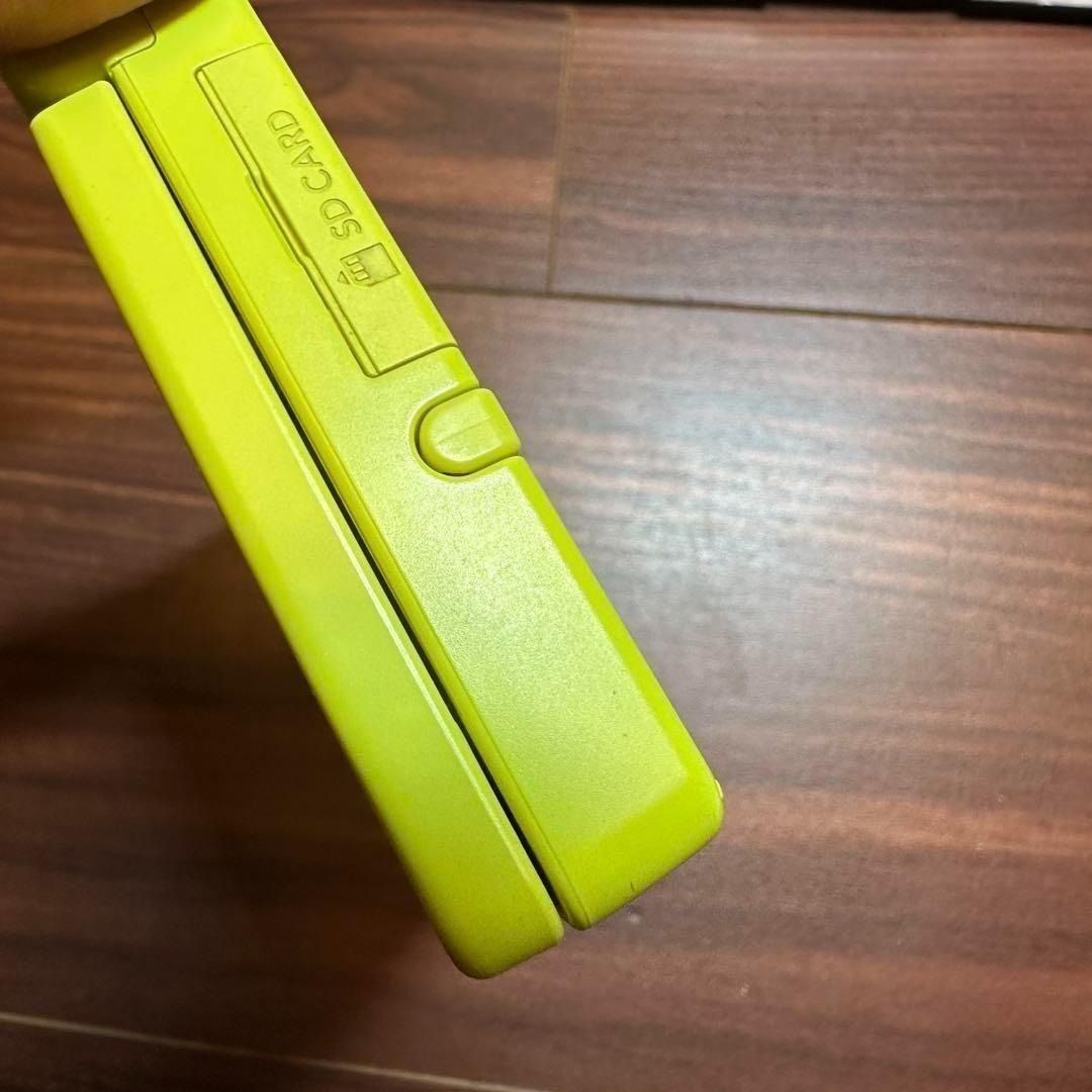 ライムグリーン