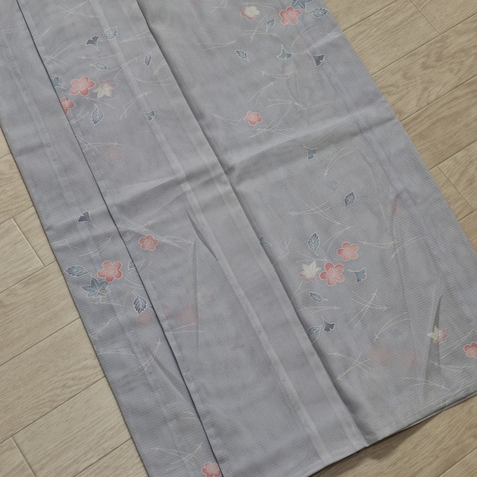 洗える夏着物 小紋 絽 化繊 薄いグレー地に梅花と落ち葉 ま