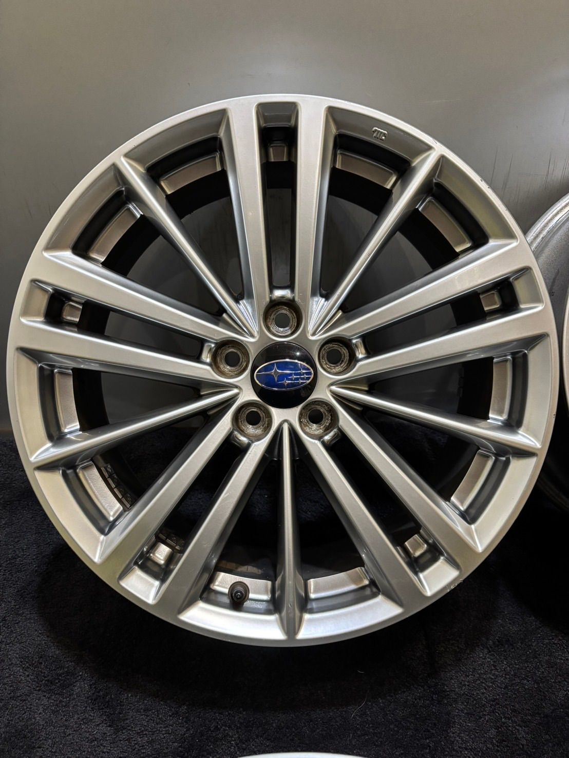 スバル純正　インプレッサＧ4　16×6.5J+55　5H/100　PIRELLI スタッドレスタイヤ付　205/55R16　１７年製造　４本セット (R-100) 15インチ 5H100 6J +40 ブラックシルバーアルミホイール1本