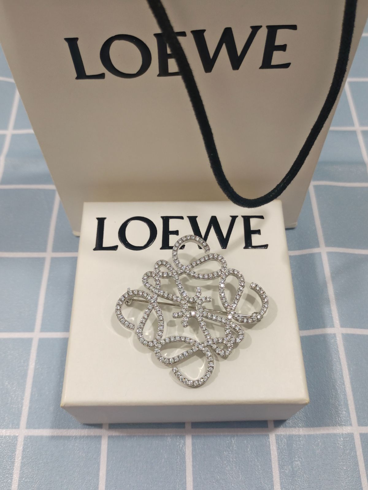 ☆人気☆LOEWE(ロエベ)　ブローチ　オシャレ　💕✨即購入OK！箱付き✨