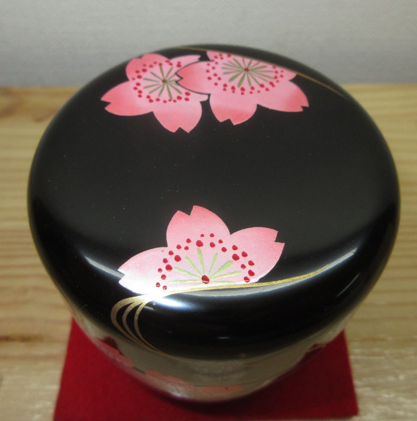 送料込【逢絢亭・新品】茶道具 大棗 山中塗 春野蒔絵 螺鈿 木製 山本忠幸 共箱 送料込【逢絢亭・新品】茶道具 大棗 山中塗 春野蒔絵 螺鈿 木製 山本