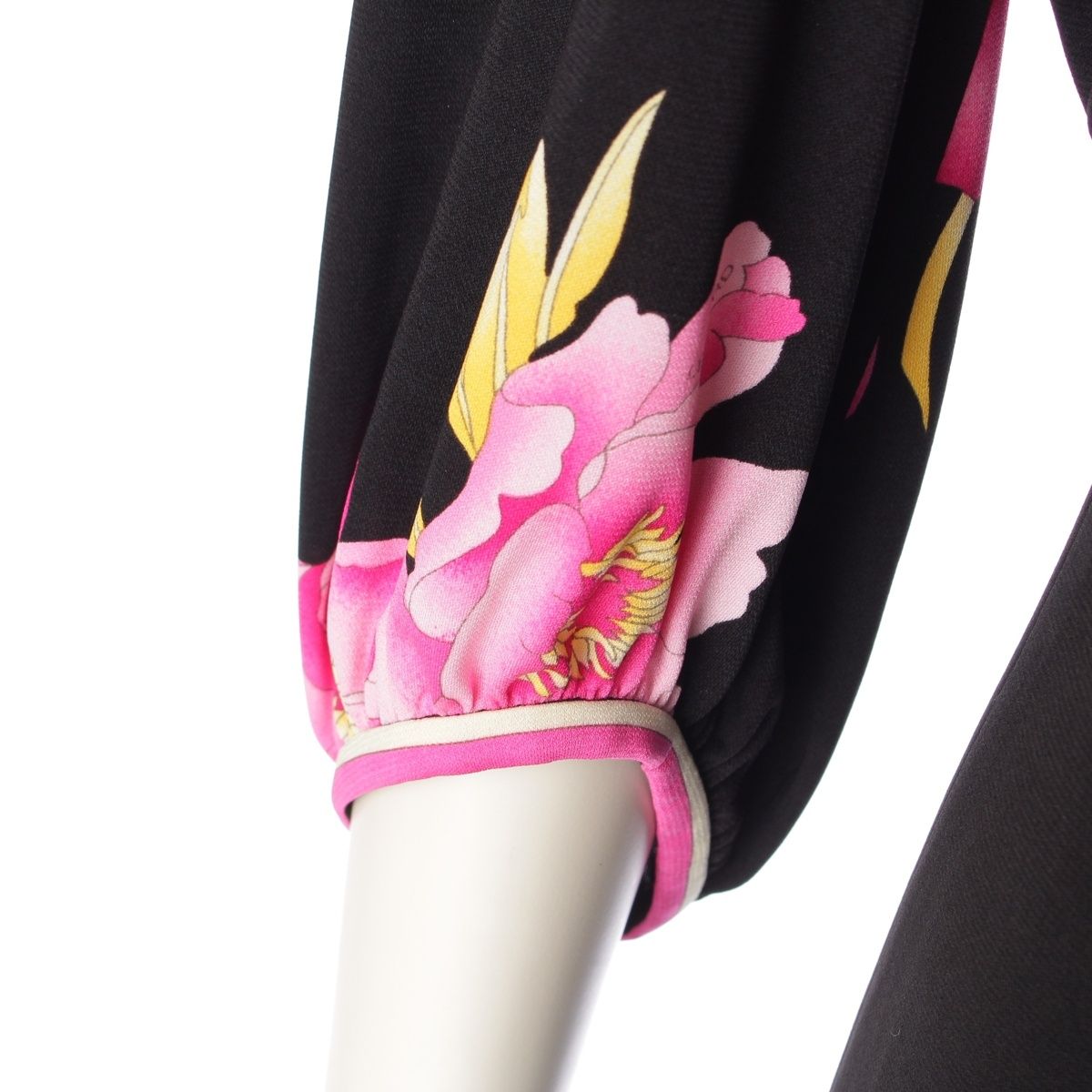 美品　レオナール カンカン ハイネックカットソー 長袖 ブラック ペイズリー 花 美品 レオナール カンカン ハイネックカットソー 長袖 ブラック