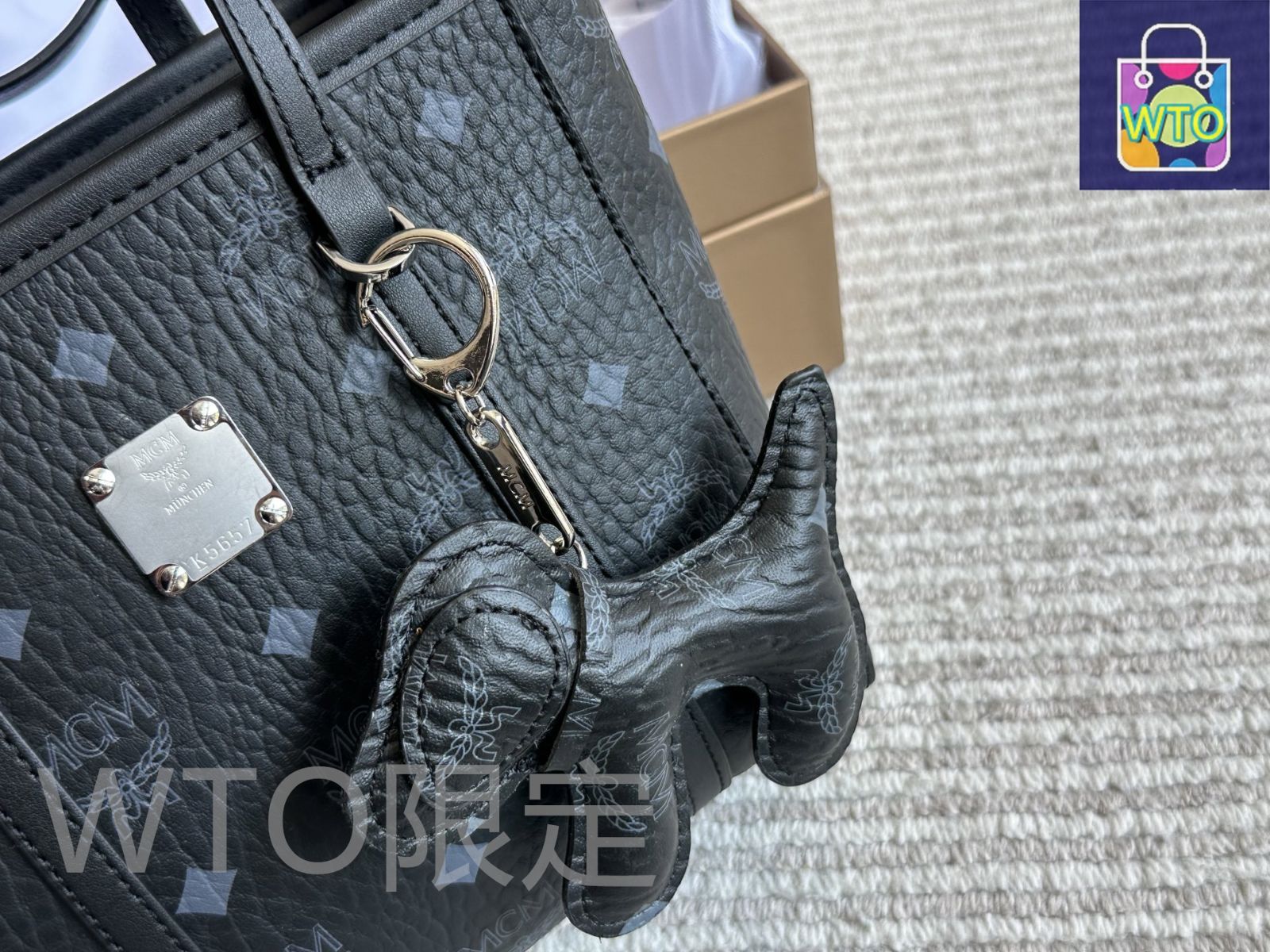 MCM ブラウン トートバッグ 犬型チャーム付き MCM ブラウン トートバッグ 犬型チャーム付き