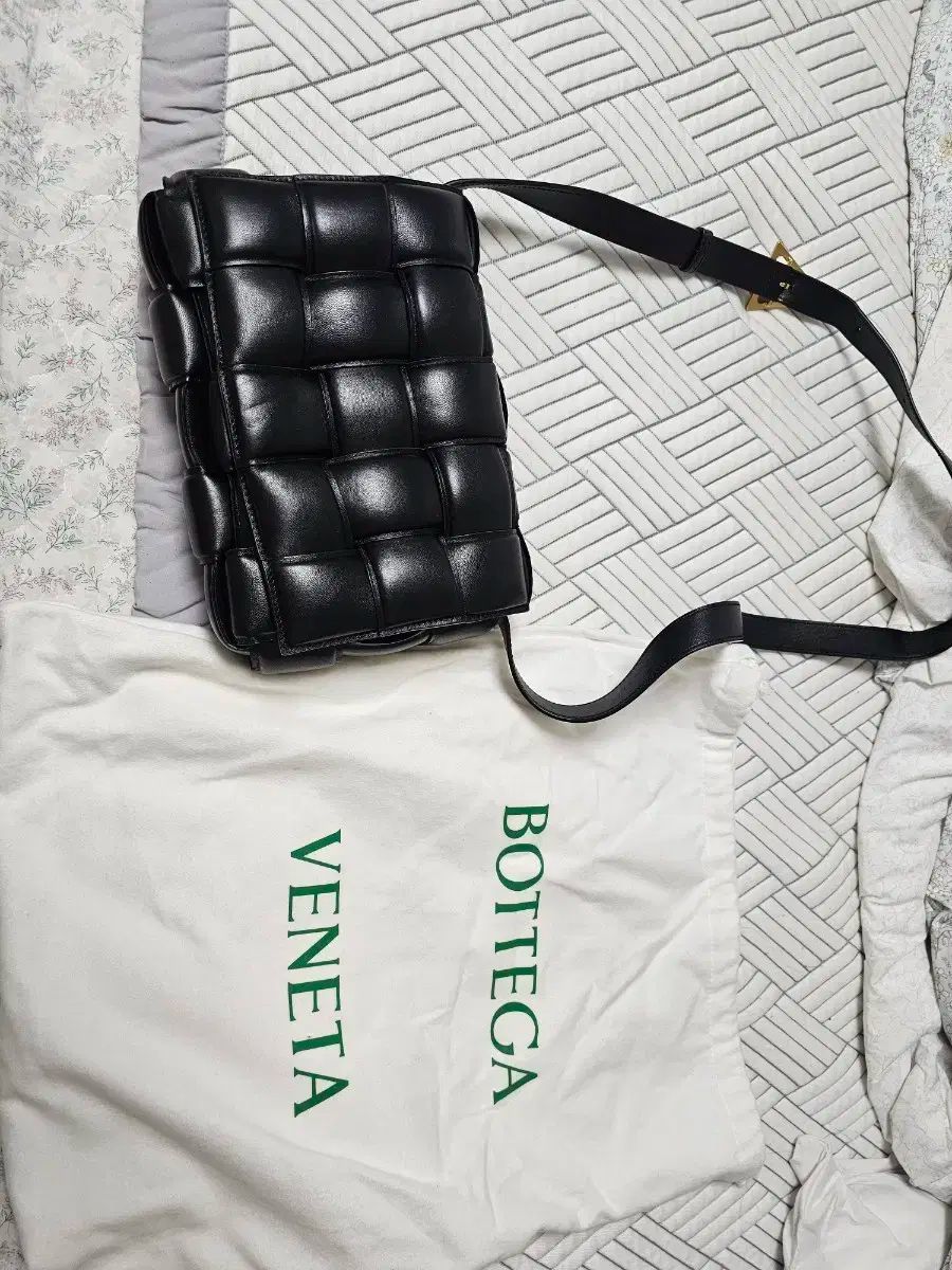 Bottega Veneta ボッテガヴェネタ パデッド カーフレザー 金具 ブラック
