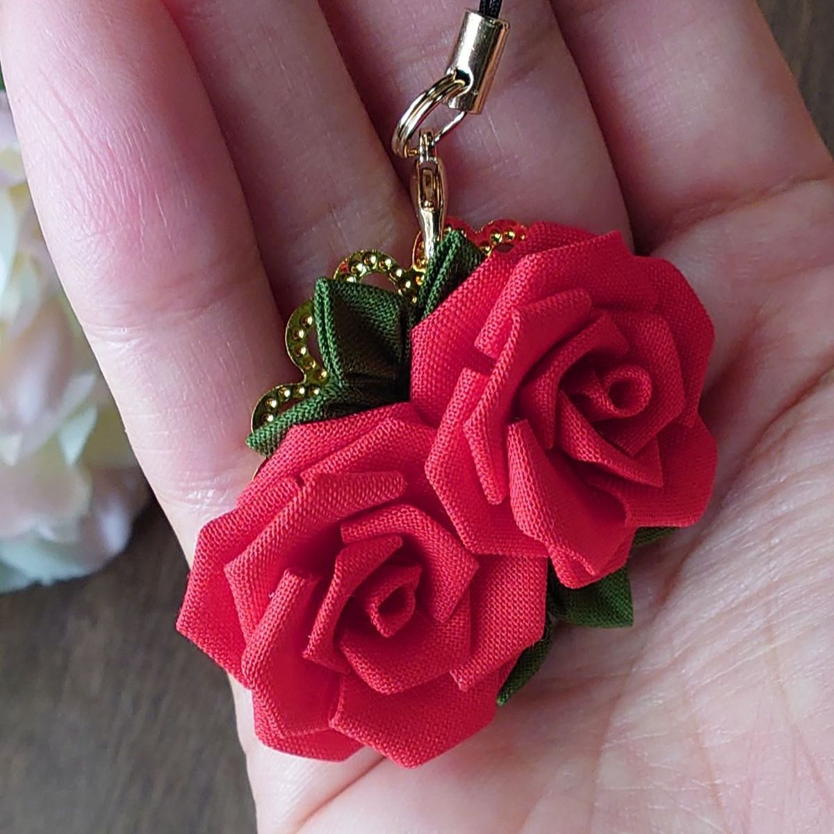 つまみ細工キット】バラのバッグチャーム - メルカリ