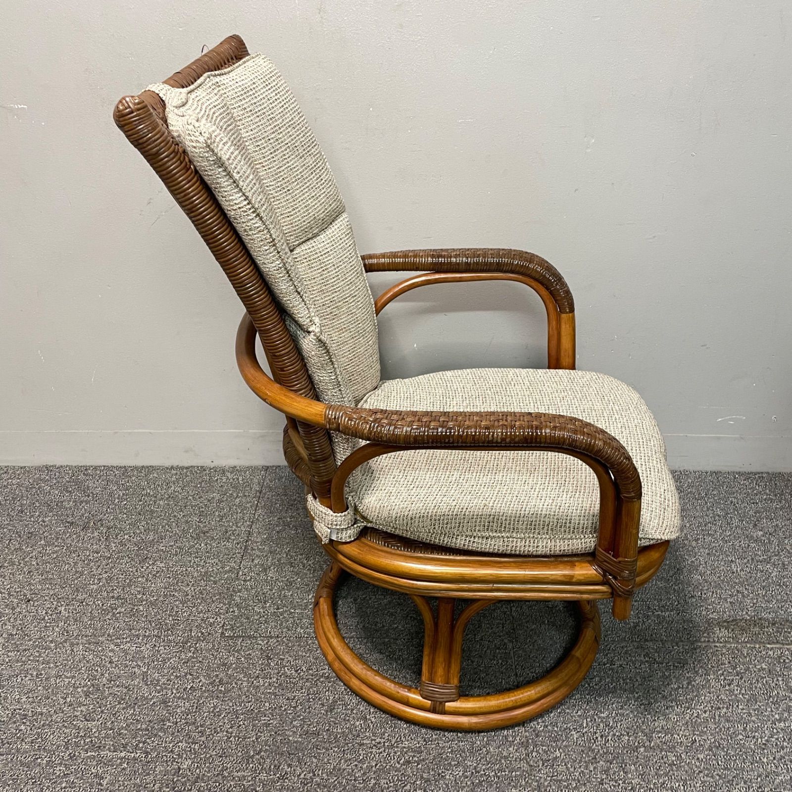 KAZAMA黒のラタンアームチェア KAZAMA黒のラタン風アームチェア - メルカリ KAZAMA黒のラタンアームチェア