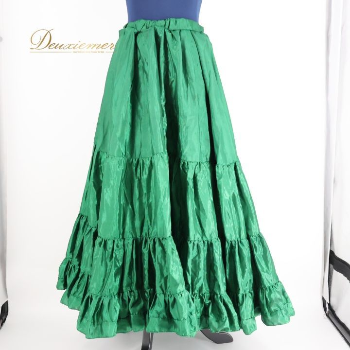 大きく広がる裾