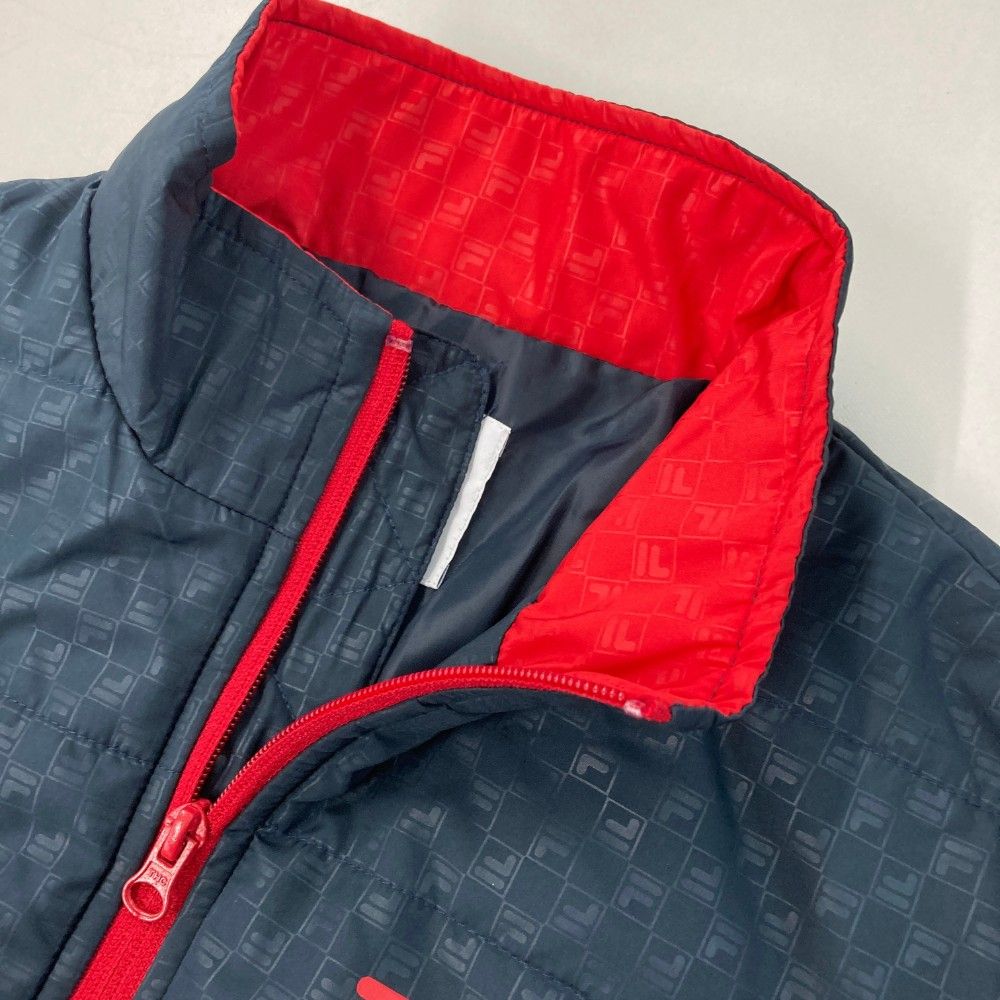 サイズ：L FILA GOLF フィラゴルフ  ニット ジップジャケット 総柄 ネイビー系 [240101457663] ゴルフウェア メンズ ストスト FILA GOLF フィラゴルフ ニット ジップジャケット 総柄 ネイビー