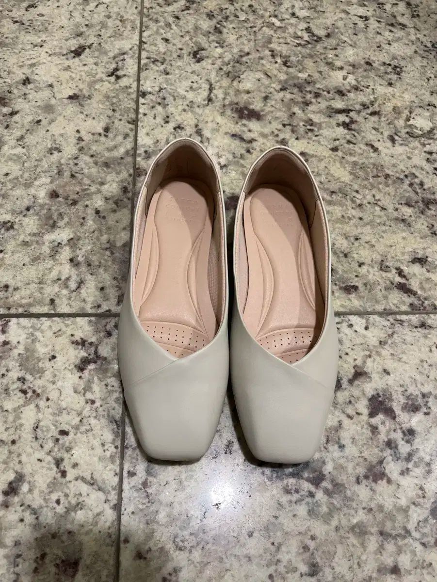 235 SAERA コンフォートラップ フラットシューズ saera
