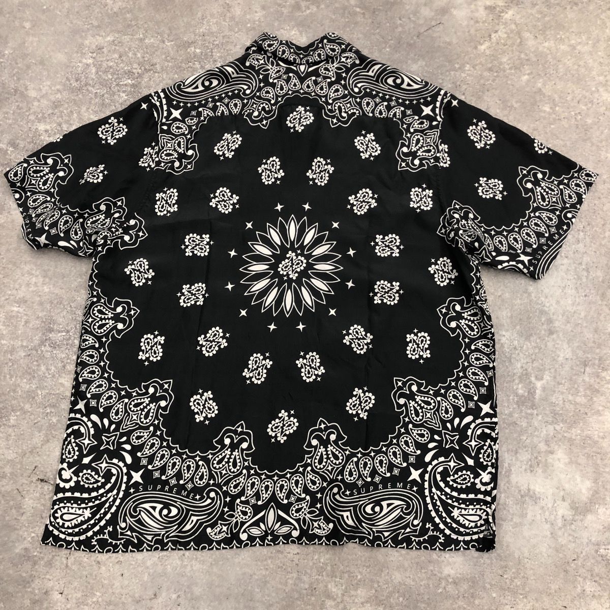 SUPREME シュプリーム 21SS BANDANA SILK S/S SHIRT ショートスリーブ シルク バンダナ ペイズリー柄 総柄  BLACK×WHITE 黒×白 XLサイズ - メルカリ