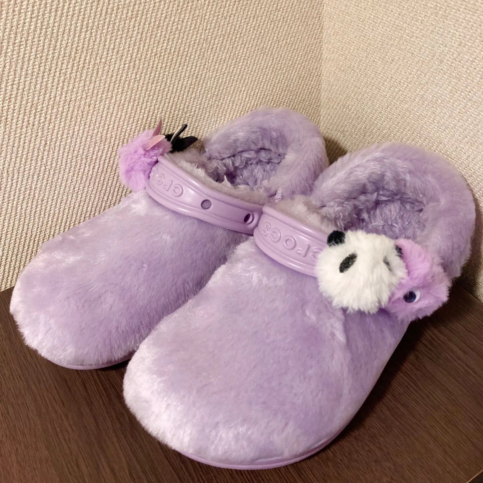 crocs CLASSIC FUR SURE EMBELLISHED CLOG - aya shoes shop - メルカリ