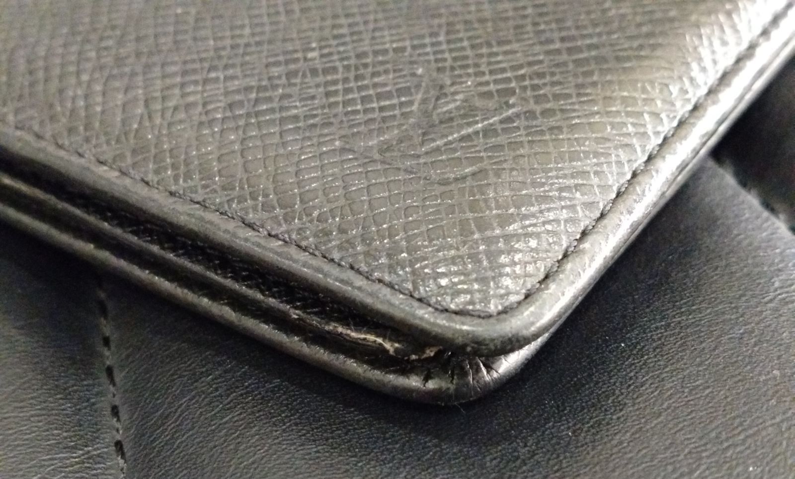  NA 04668 LOUIS VUITTON ルイヴィトン タイガ ポルト ビエ 3ヴォレ 二つ折り財布 ブラック М30422 二つ折り財布 折り財布