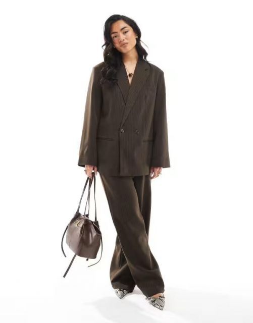【送料無料】 ピーシーズ レディース カジュアルパンツ ボトムス Pieces wide leg tailored pants in chocolate brown pinstripe - part of a set Chocolate brown