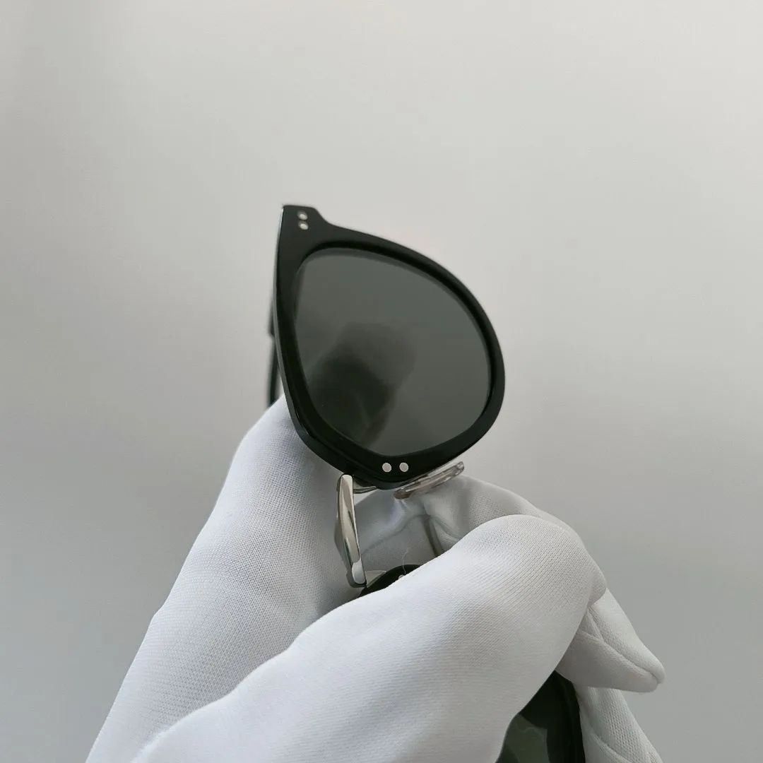 新品未使用】PRADA サングラス ブラックフレーム ボトルレンズ 新品未使用】PRADA サングラス ブラックフレーム ボトルレンズ