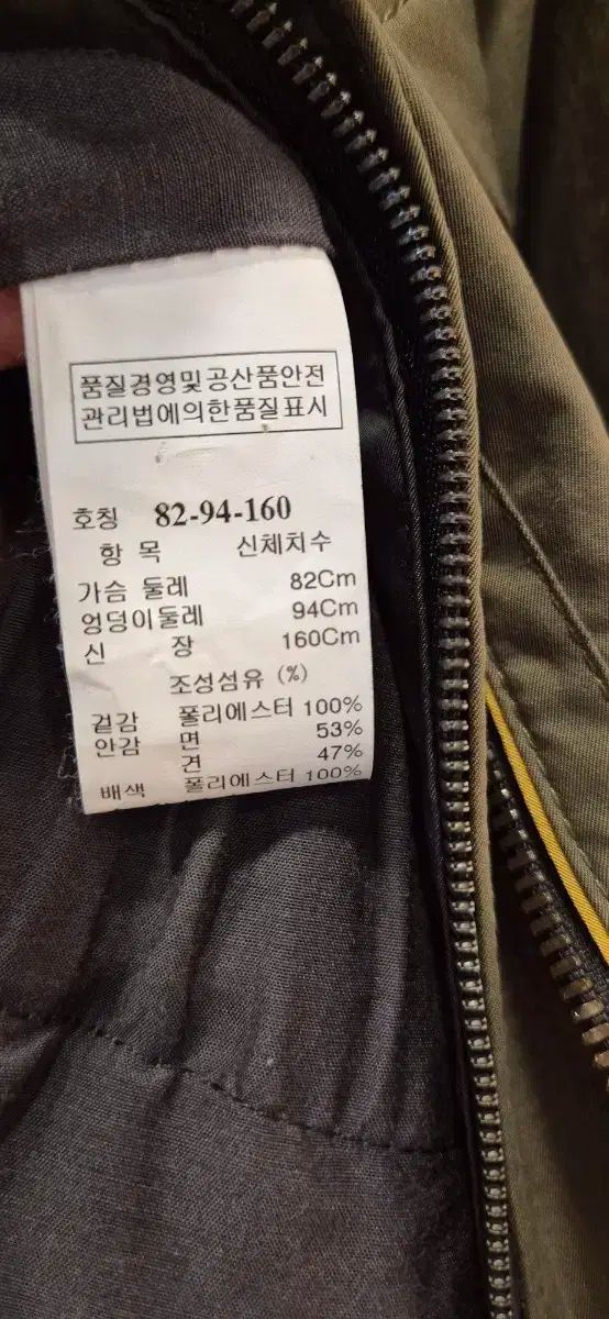 カーキ色 フード