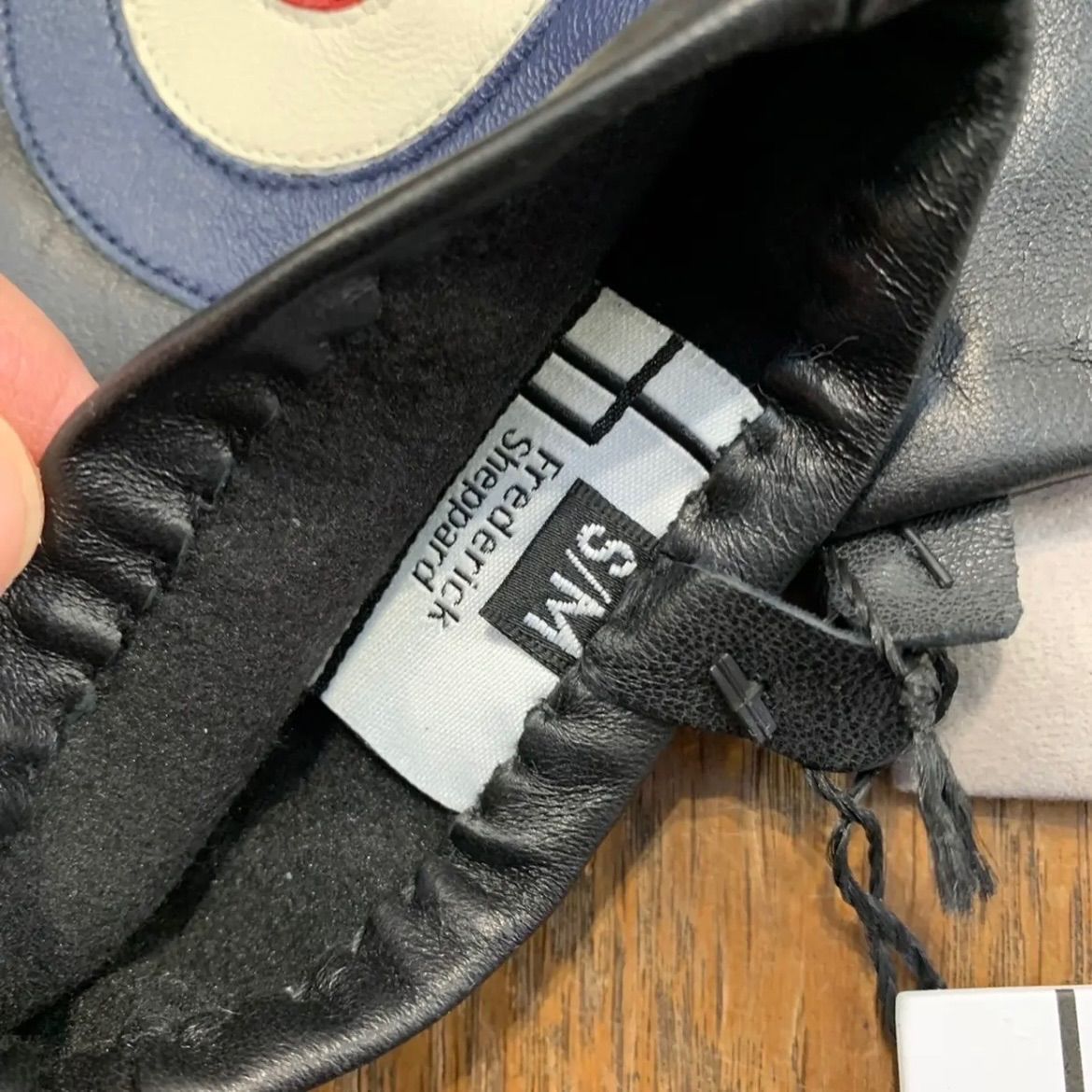 メンズ FREDERICK SHEPPARD MODターゲット レザーグローブ〈ブラック