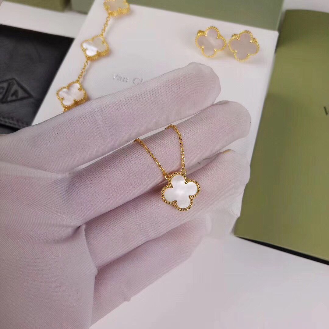 Van Cleef & Arpels マザーオブパールアルハンブラ ★保証書付き 美品☆Van Cleef & Arpels ヴァンクリーフ＆アーペル