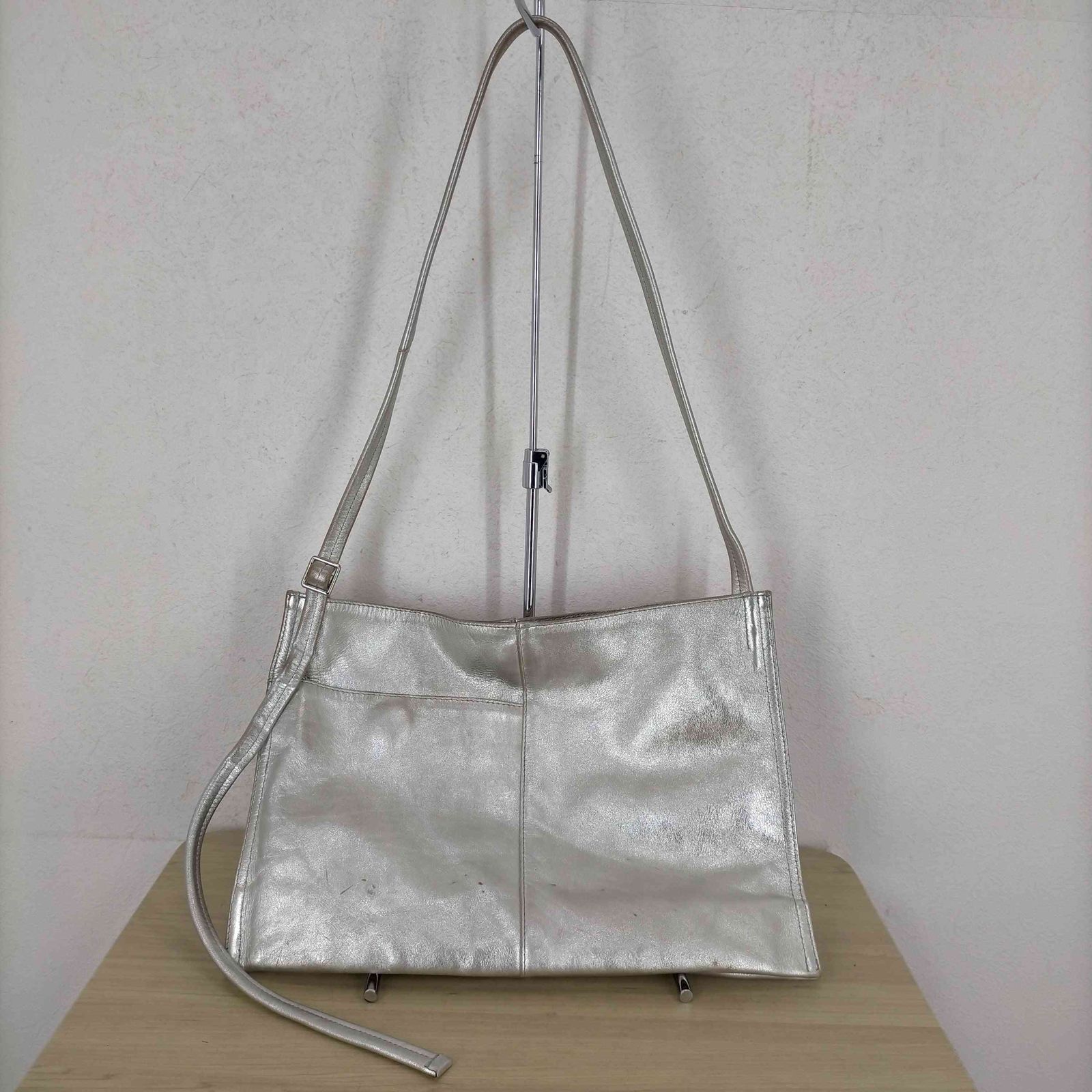 イアパピヨネ ear PAPILLONNER ぺったんショルダーバッグ (シルバー 