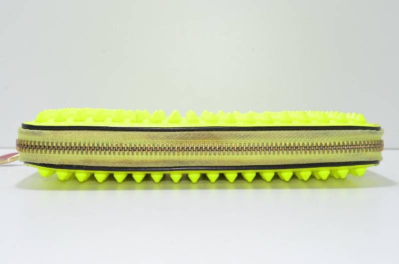 希少カラー 未使用✨ルブタン 長財布 パネトーネ スタッズ 蛍光 イエロー 希少カラー 未使用✨ルブタン 長財布 パネトーネ スタッズ 蛍光