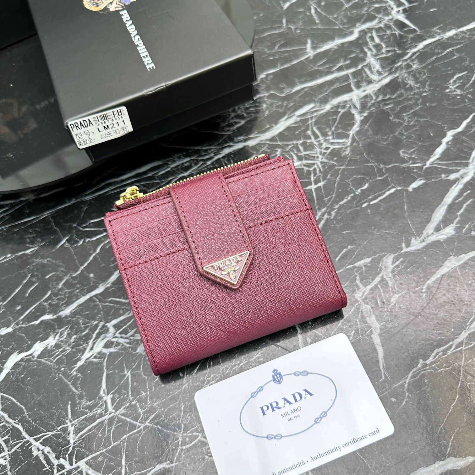 PRADA】プラダ 新品未使用 折りたたみ財布 - 長三角 折ラジップウォレット クラシックな色とデザイン ミニ財布、財布、カード収納付き、小銭入れ  - メルカリ