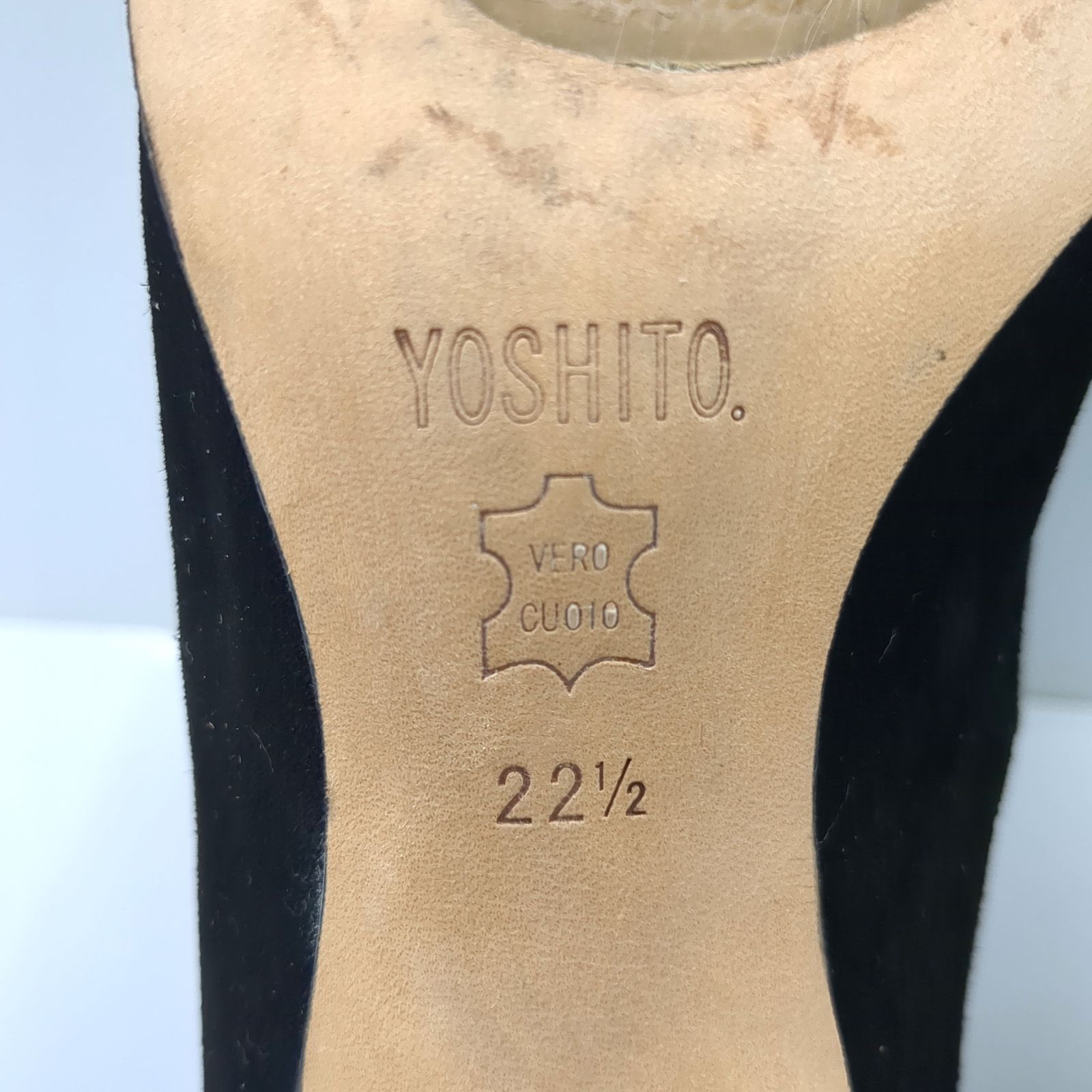 【ヨシト YOSHITO】Vカットプレーンパンプス　22.5cm ブラック　スウェード