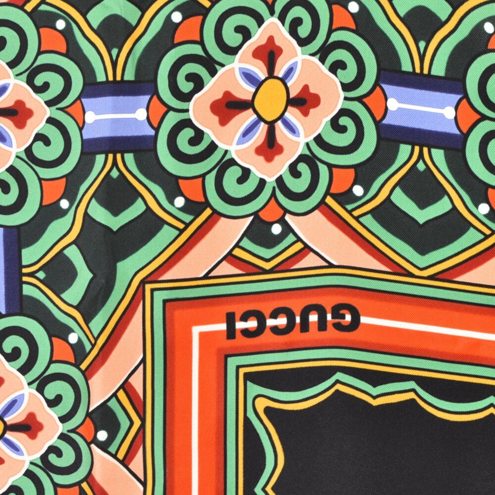 GUCCI グッチ　大判スカーフ　マルチカラー グッチスネークモチーフ 90×90cm 黒/白/マルチカラー レディース