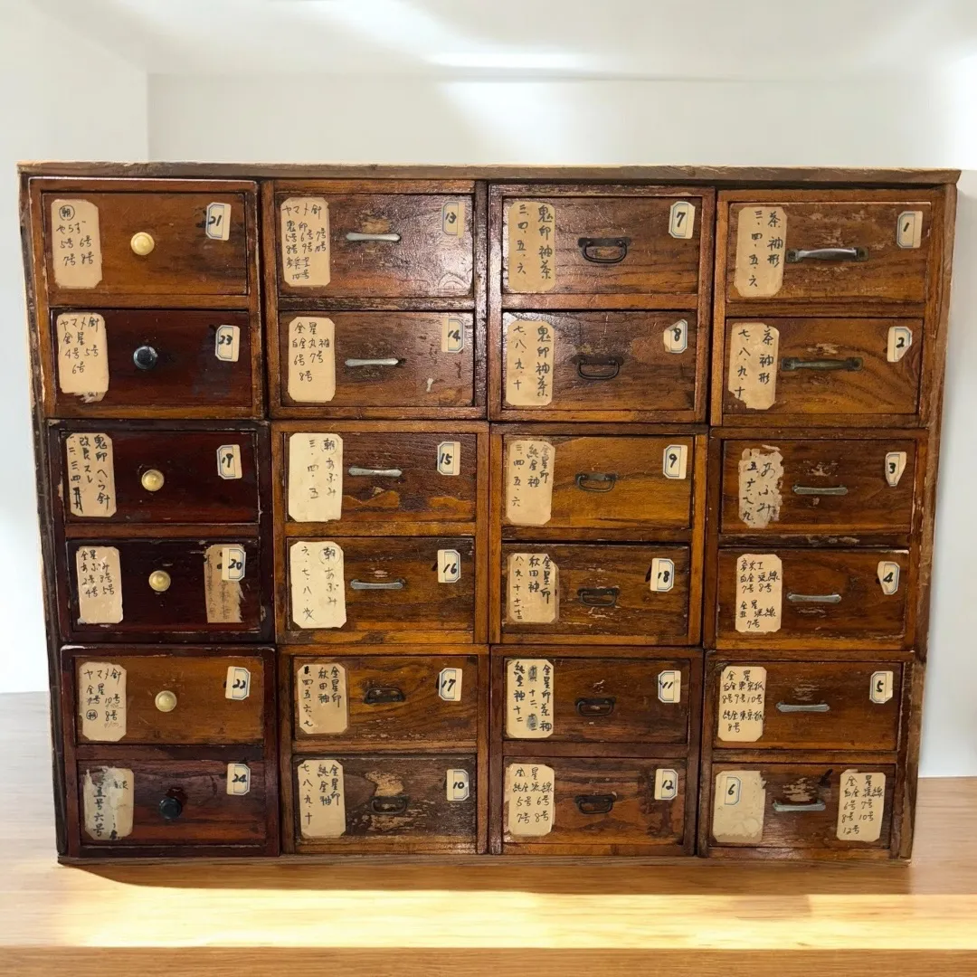 ❗️引き取り限定❗️薬棚 アンティーク レトロ ビンテージ 引き出し 骨董 箪笥 2025年最新】薬棚 アンティークの人気アイテム - メルカリ