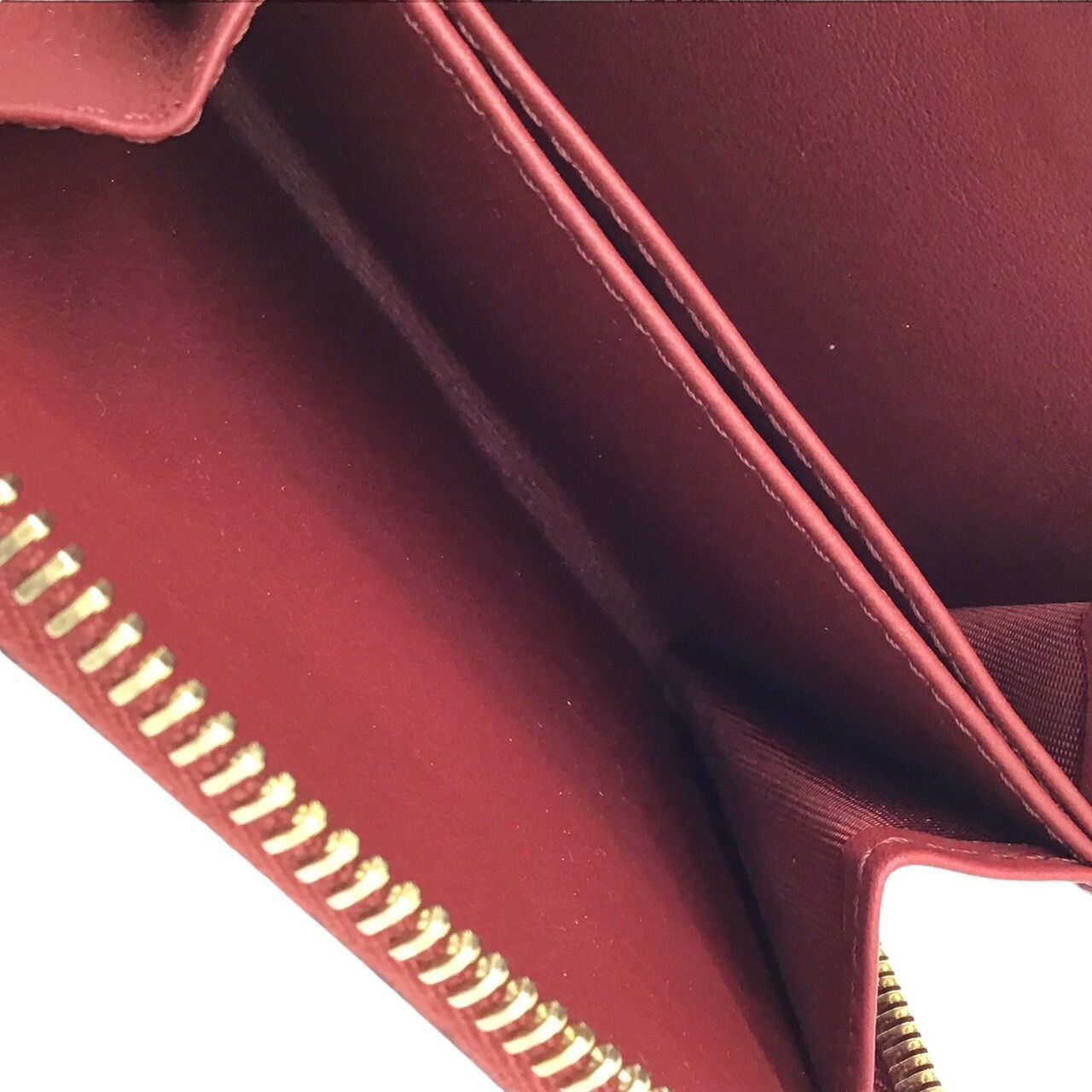 ヴァレンティノ VALENTINO 二つ折り財布 ロックスタッズ コンパクトウォレット レザー 赤　レッド QW2P0649　 ミニ財布 ゴールド　金具レディース ヴァレンティノ VALENTINO 二つ折り財布 ロックスタッズ コンパクト
