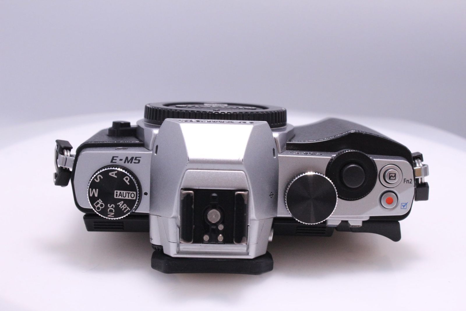 美品】OLYMPUS ミラーレス一眼 OM-D E-M5 ボディ シルバー 1605