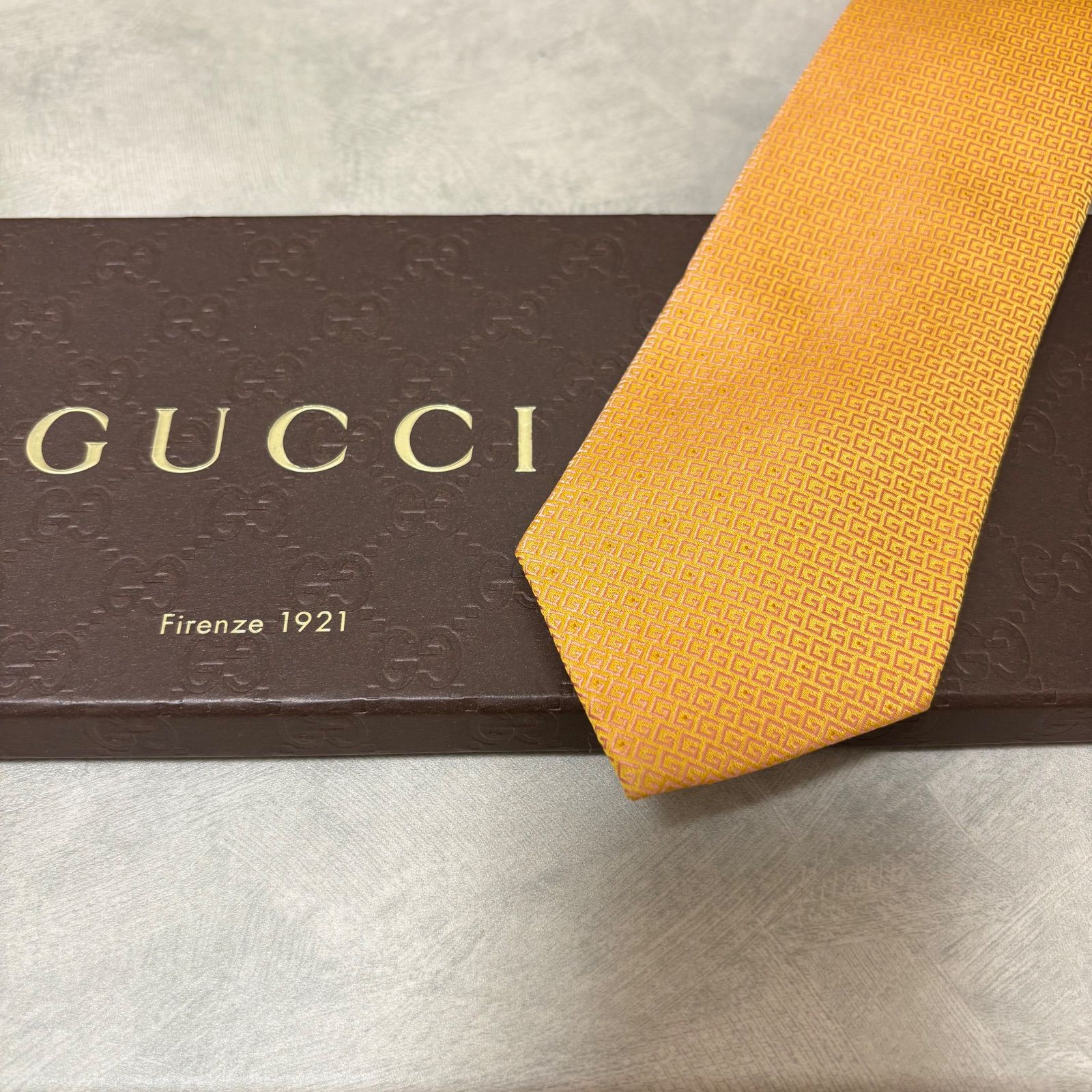 美品 GUCCI グッチ シルク 100％ ライトオレンジ GG柄 美品 GUCCI グッチ シルク 100％ ライトオレンジ GG柄 - メルカリ