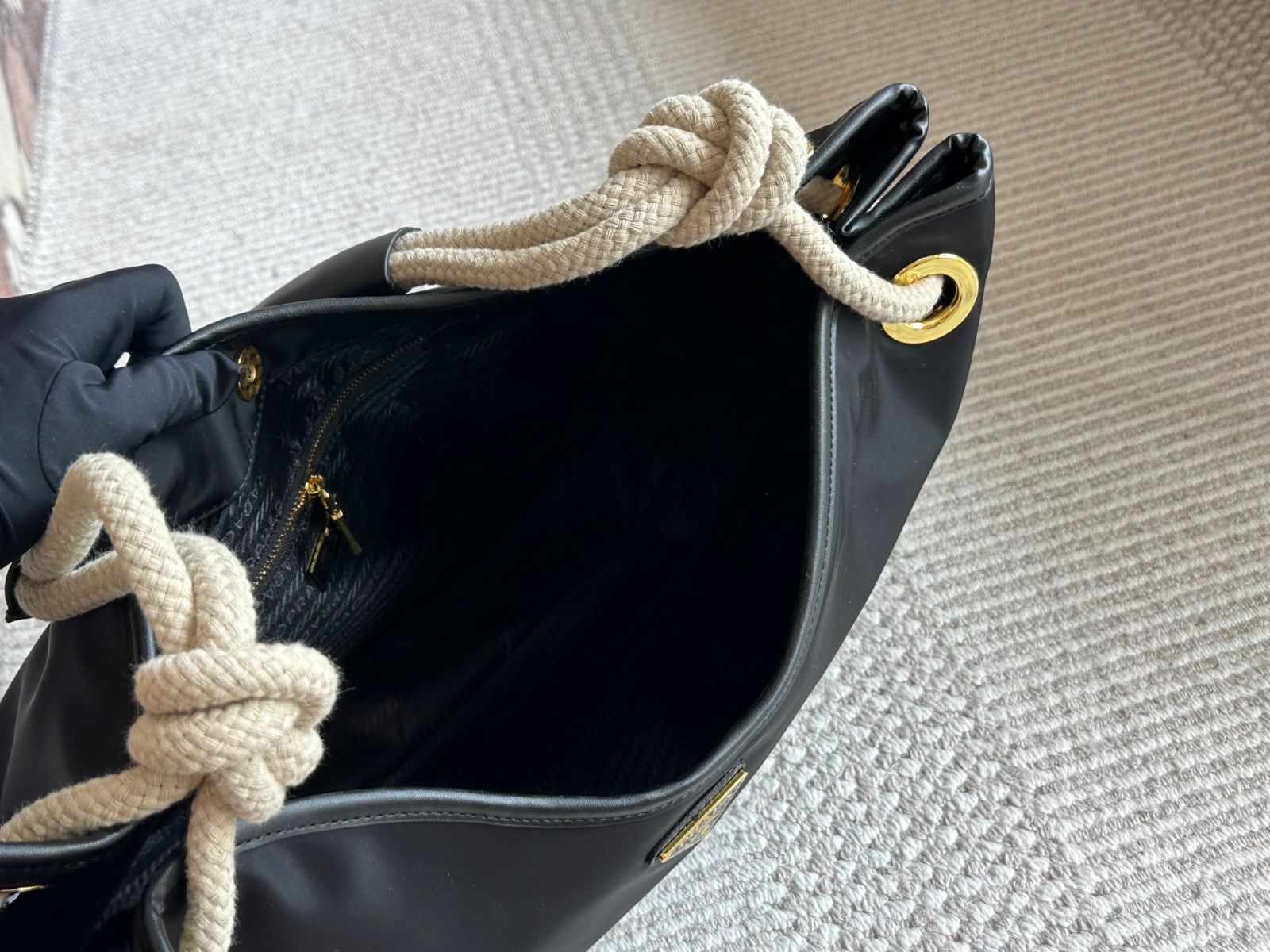 【未使用】PRADA プラダ❤トートバッグ　ベージュ　牛革　即購入可能　送料無料 今日特価】Prada Tote プラダ トートバッグ 送料無料！在庫限定