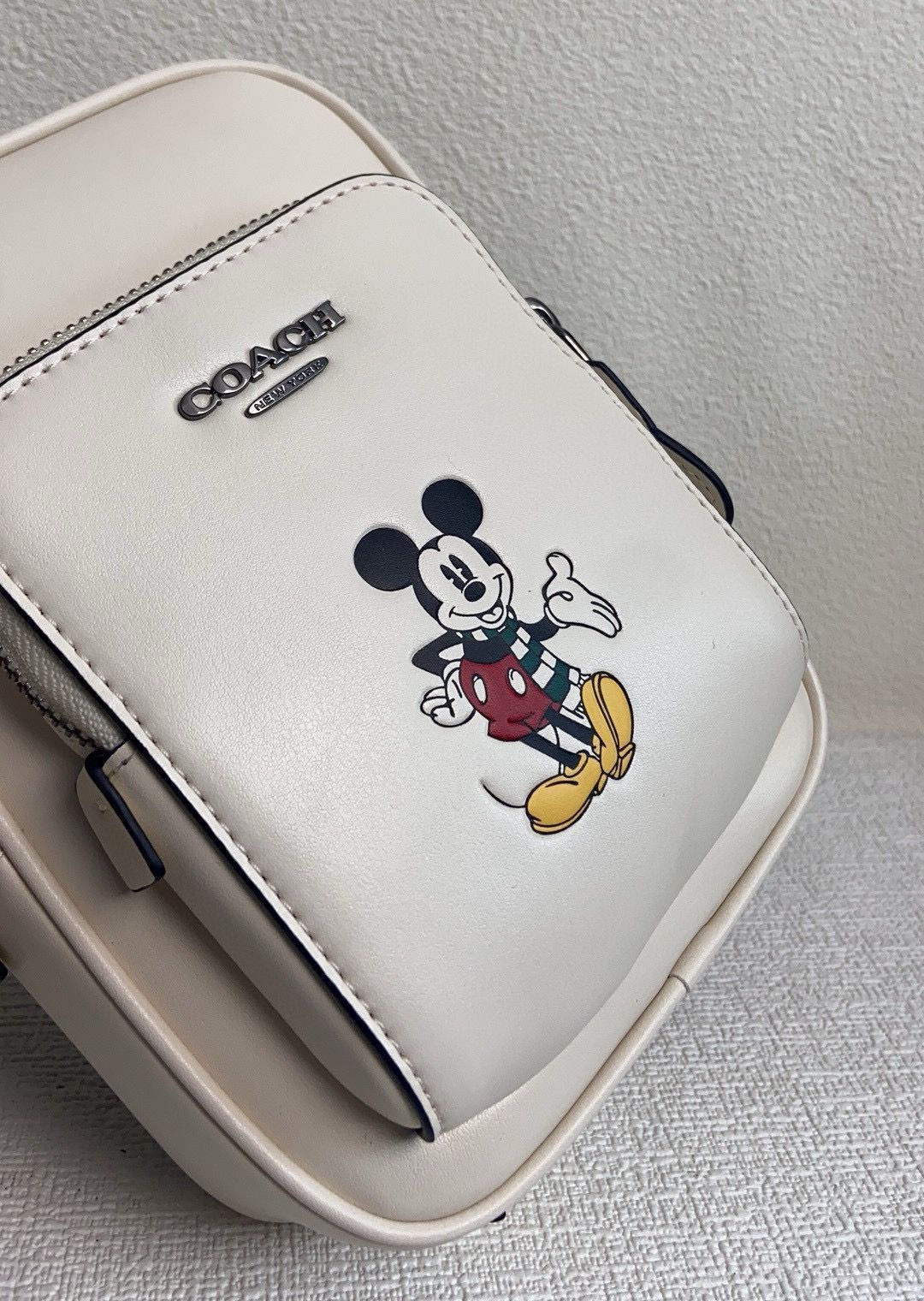 期間限定割引中】新商品 CM721 CM026 チェストバッグ COACH × Disney  