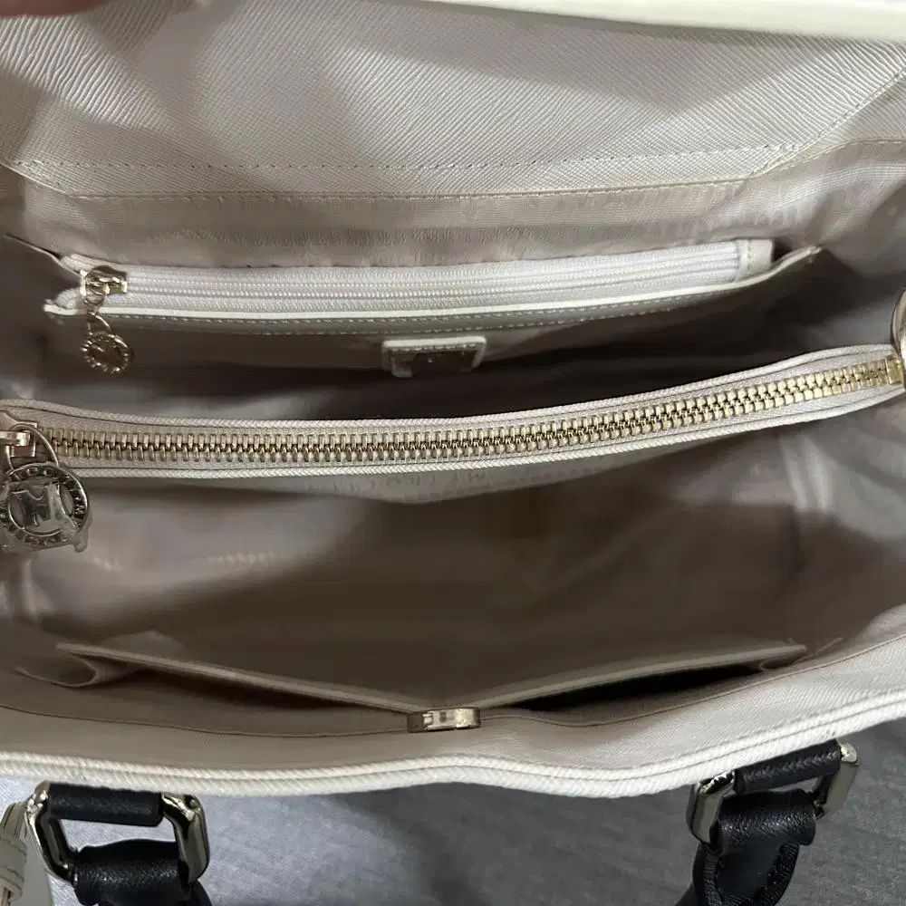 メトロシティ 白色