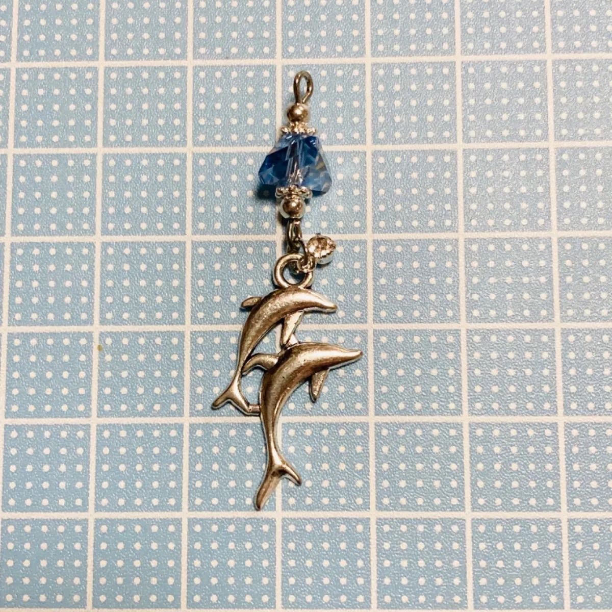 ハンドメイド ガラスビーズとWイルカ〈ピアス/イヤリング/チャーム 