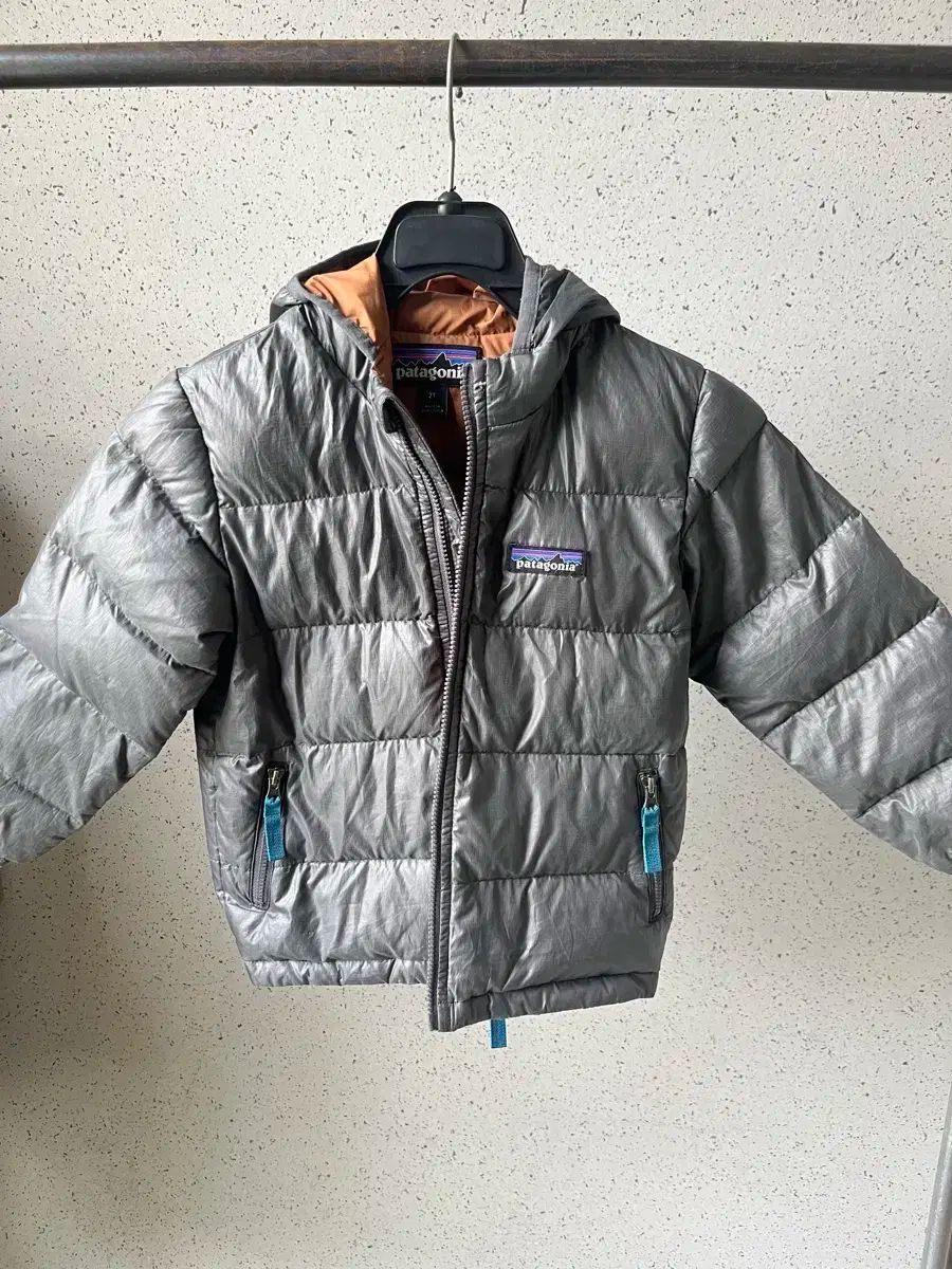 パタゴニア キッズ フルジップアップ ダウン 2t