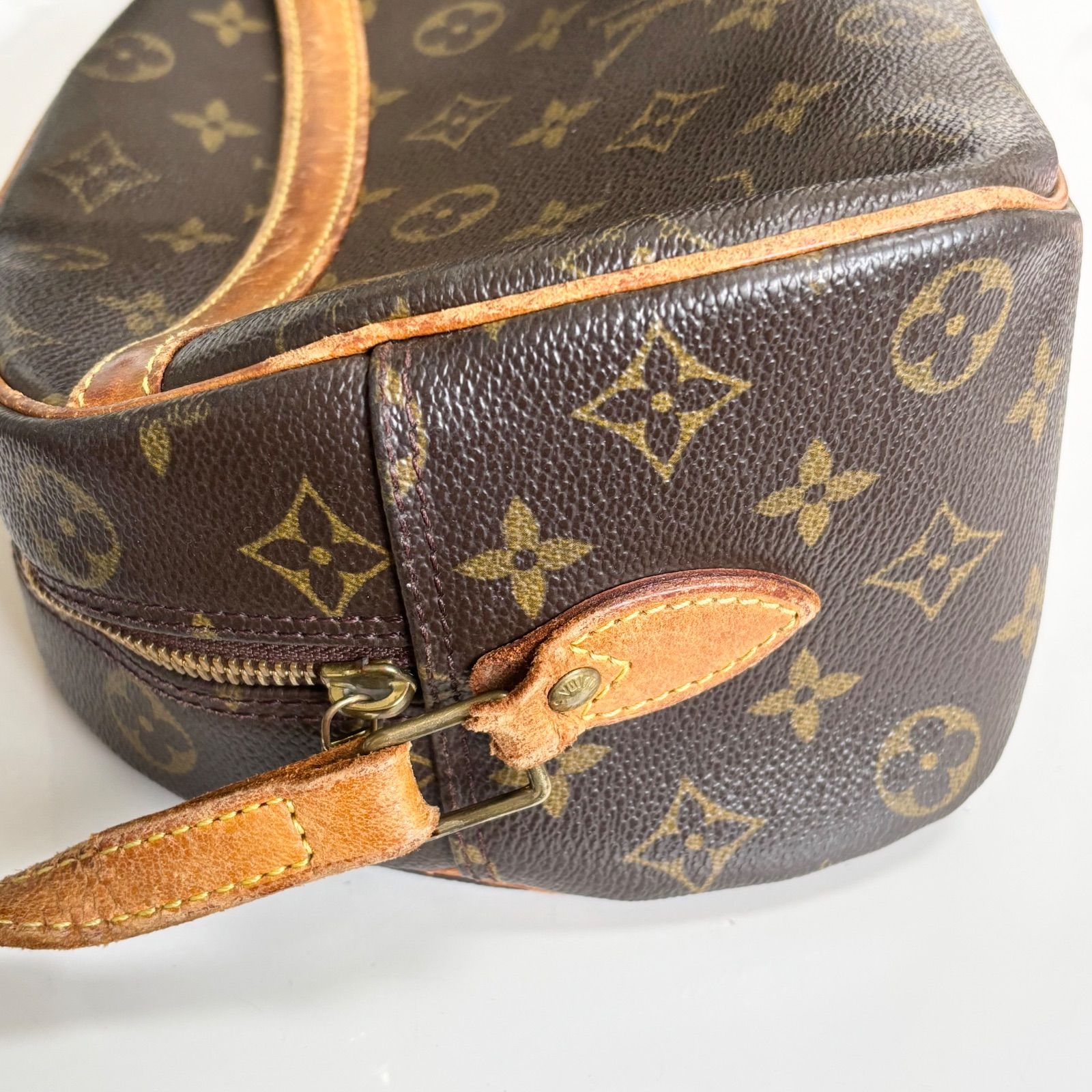 ルイヴィトン ゴールドピアス　ロゴ Louis Vuitton ゴールド ロゴ ピアス（LOUIS VUITTON(ルイ
