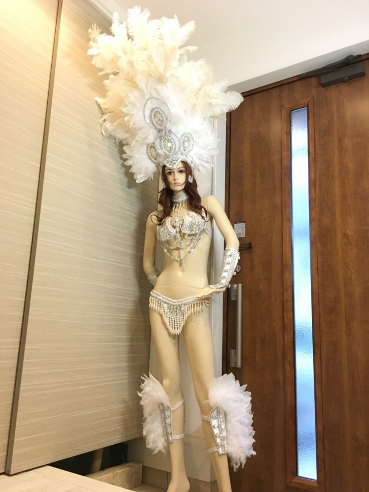 サンバ衣装　白　ハンドメイド　カベッサ・頭の装飾あり サンバ衣装 ホワイトパールフルセット - メルカリ