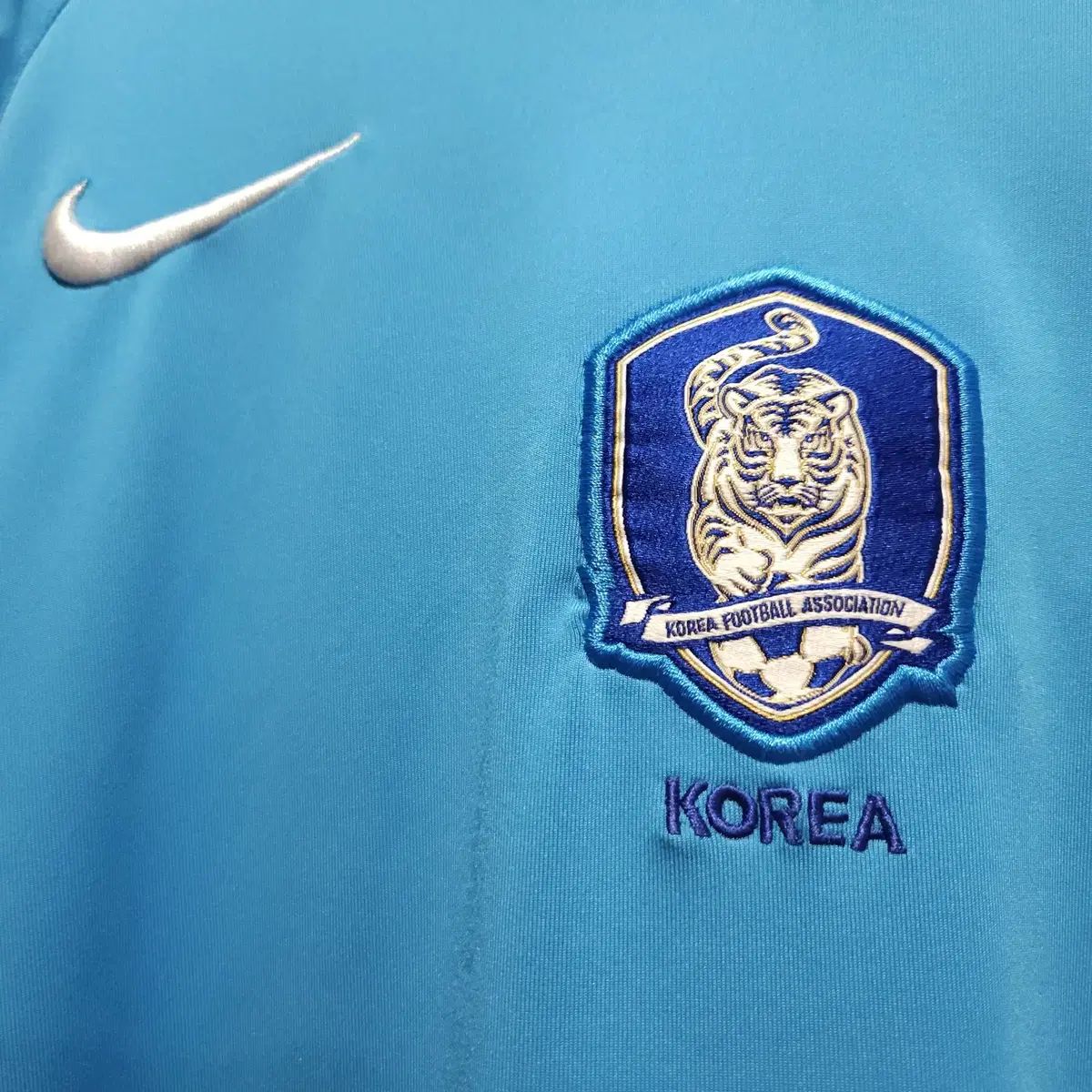 アウェーブルー