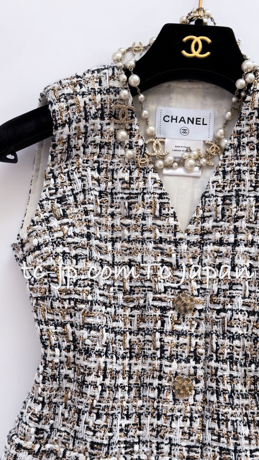 シャネル ワンピース CHANEL ホワイト・ブラック・ゴールドメタリック・グリポワボタン・ノースリーブ F34
