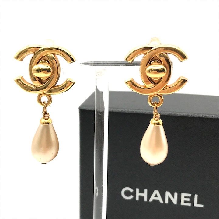 美品 CHANEL シャネル ココマーク ターンロック GP フェイクパール イヤリング 96P ゴールド アクセサリー レディース k2723 -  メルカリ