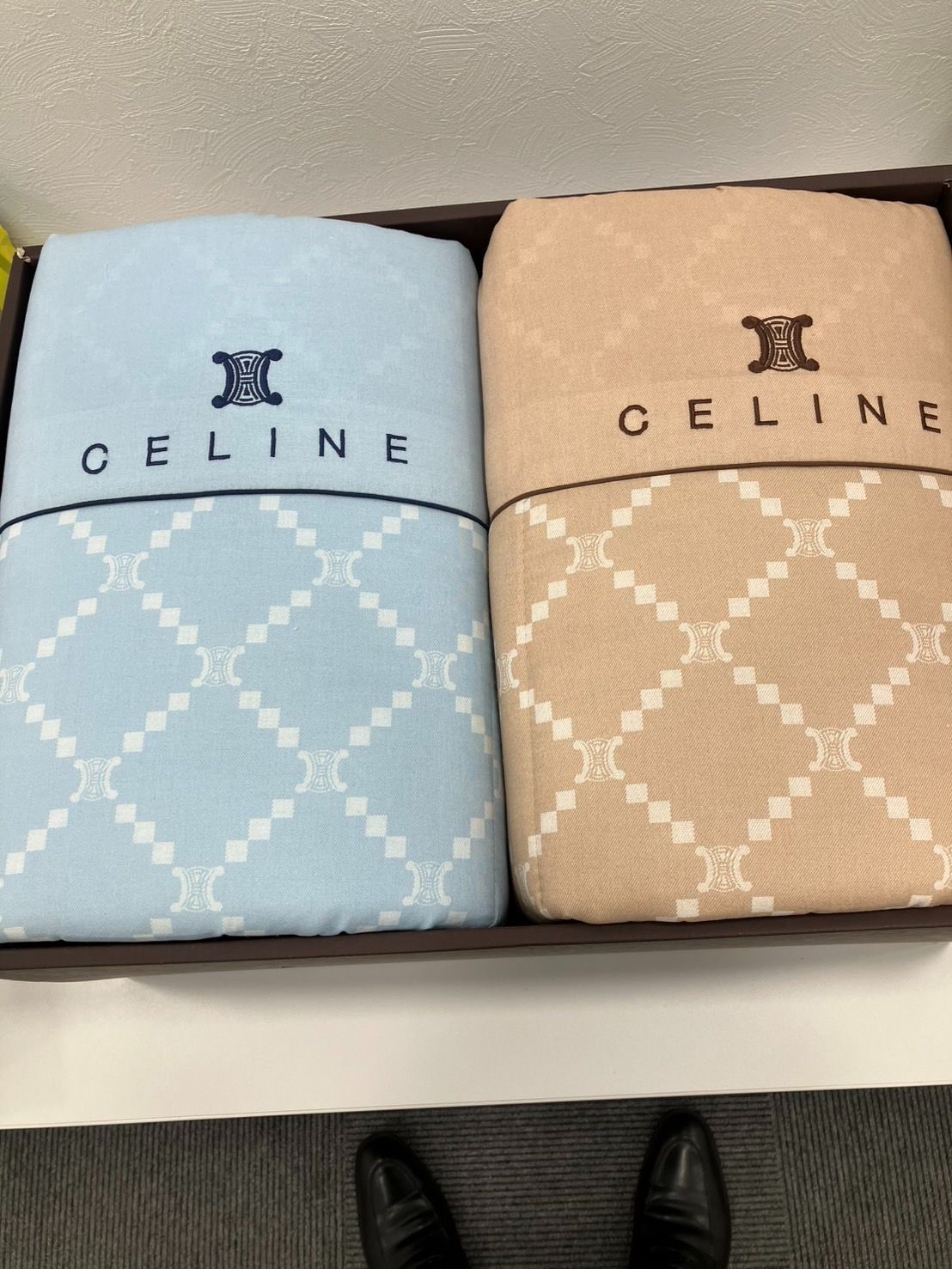 【新品未使用品】セリーヌ 合繊肌掛けふとん2枚セット マカダム トリオンフ KD-002】CELINE 合繊肌掛け布団 2枚セット マカダム柄 西川産業