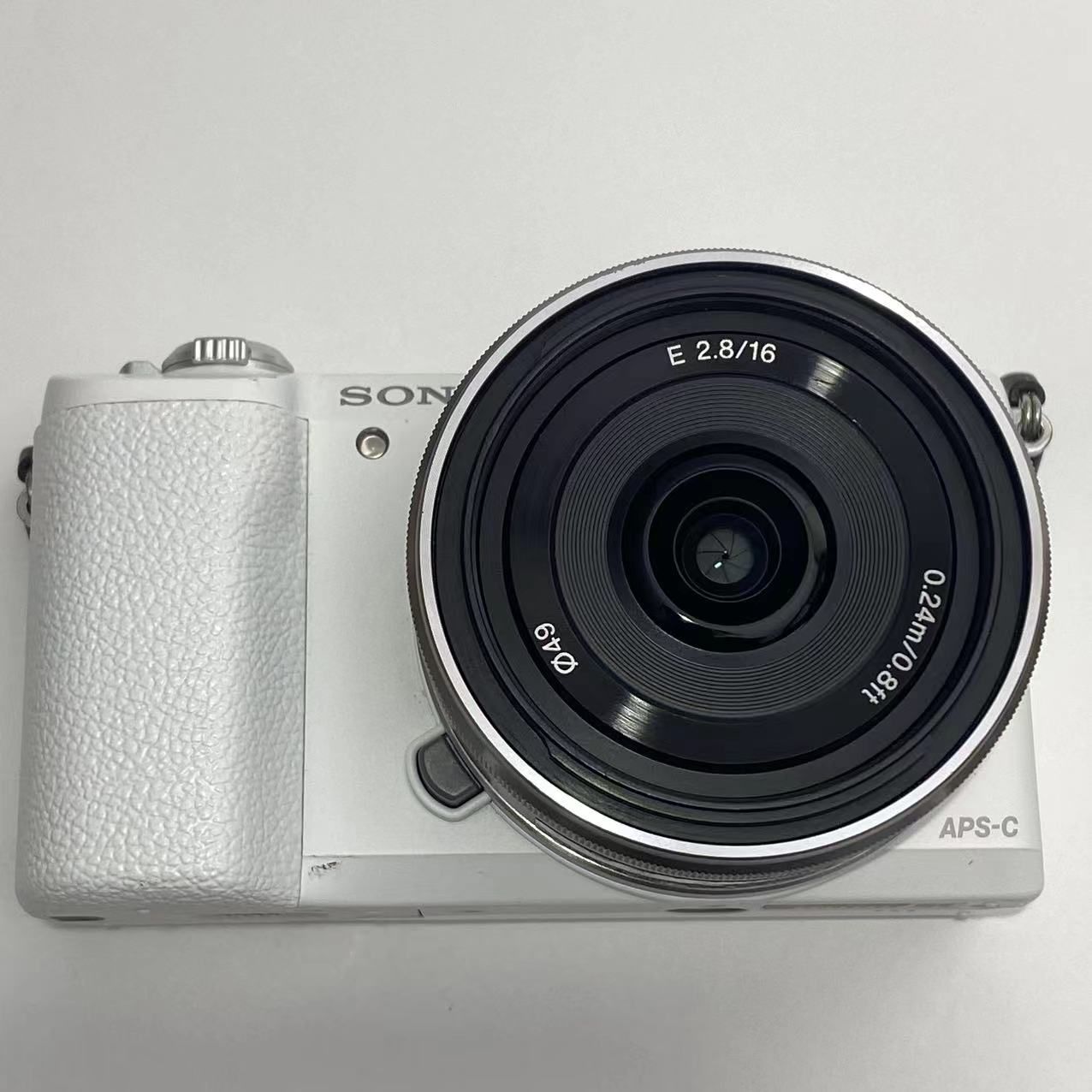 ソニーSONYa5100 ミラーレス 単焦点 SEL16F28 パンケーキレンズ E