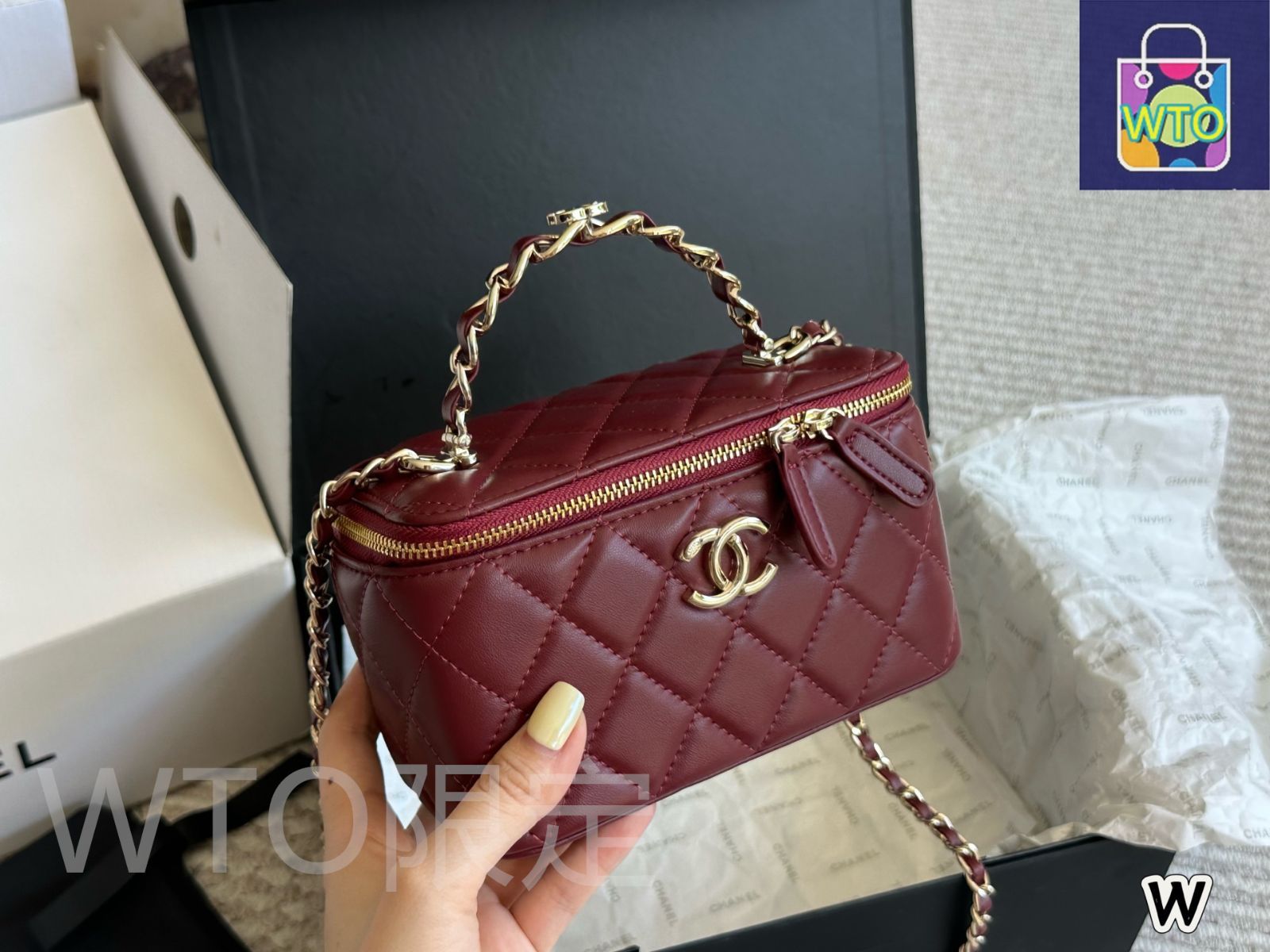 今日 Chanel シャネル クラシックハンドルボックスバッグ 羊皮製で浅金色五金とミラー付き 精致なデザインが特徴 DECORATOM_COM_BR