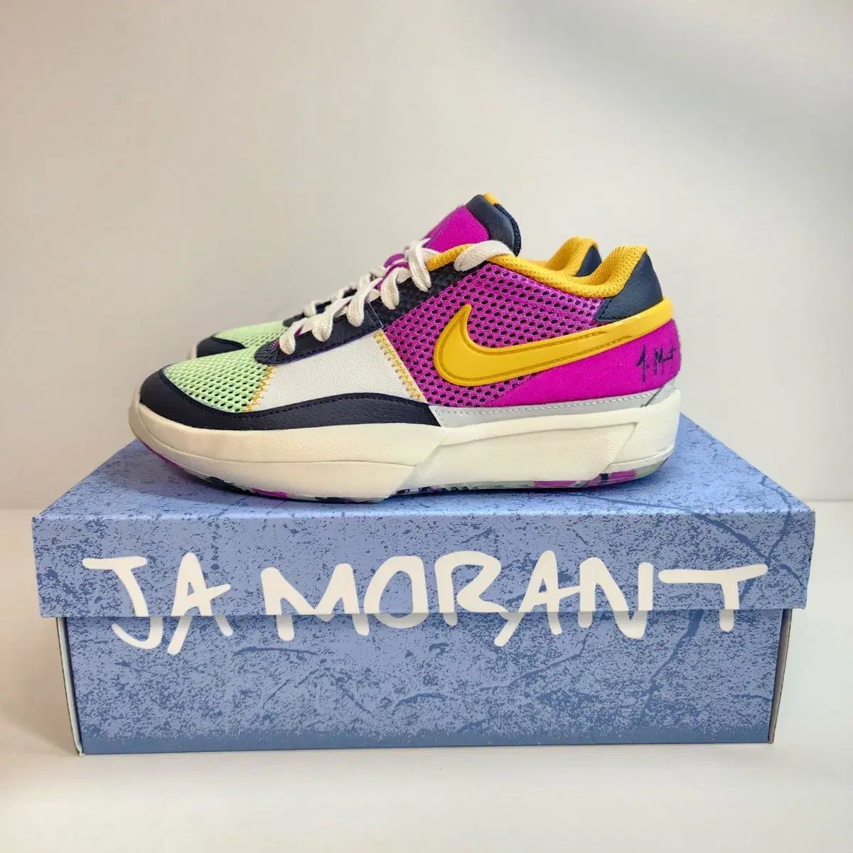 NIKE