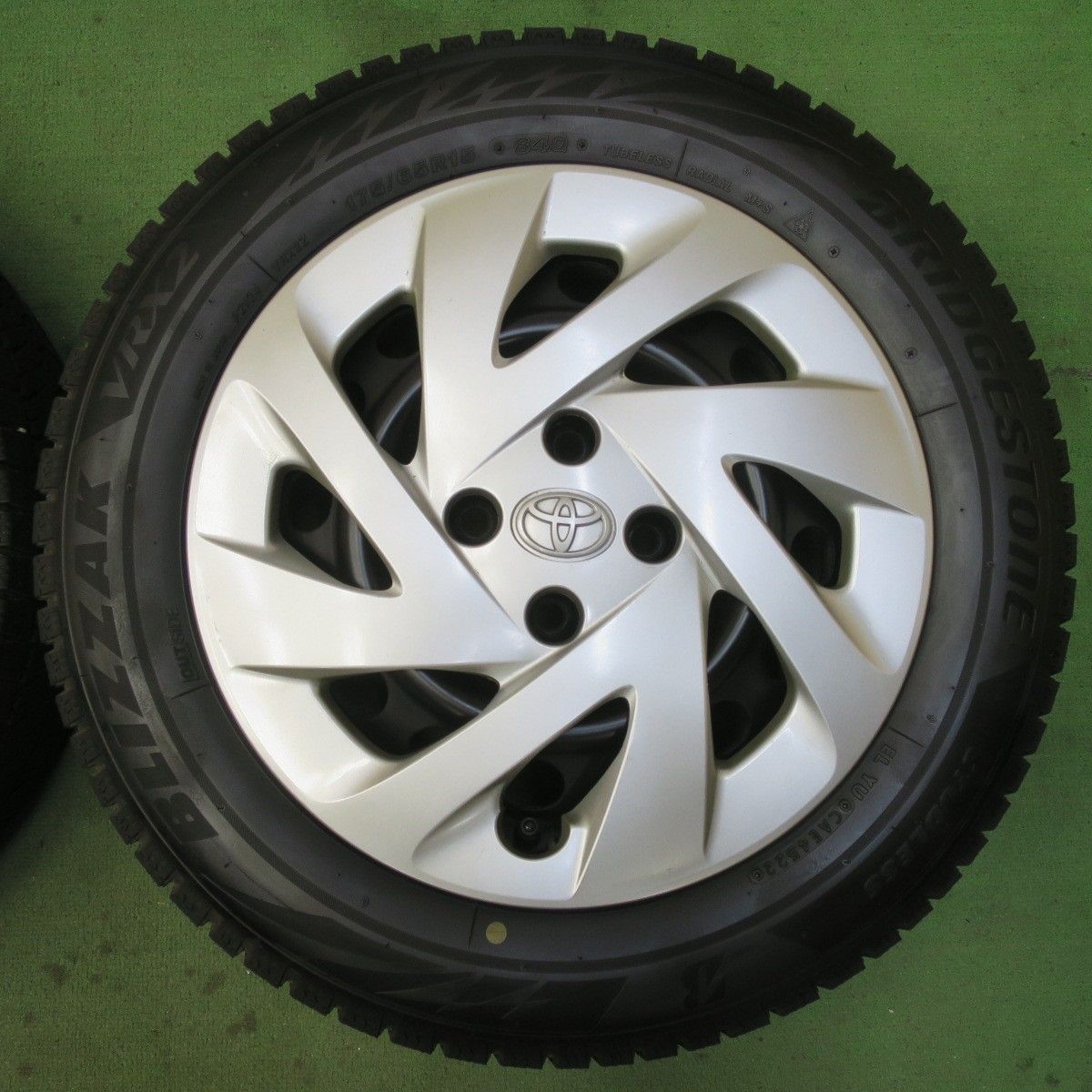 海外限定。 4本価格 22年 トヨタ アクア 純正 スチール 175 65R15 スタッドレス ブリヂストン ブリザック VRX2 15インチ PCD100 4H 5092002イス 100％品質保証！